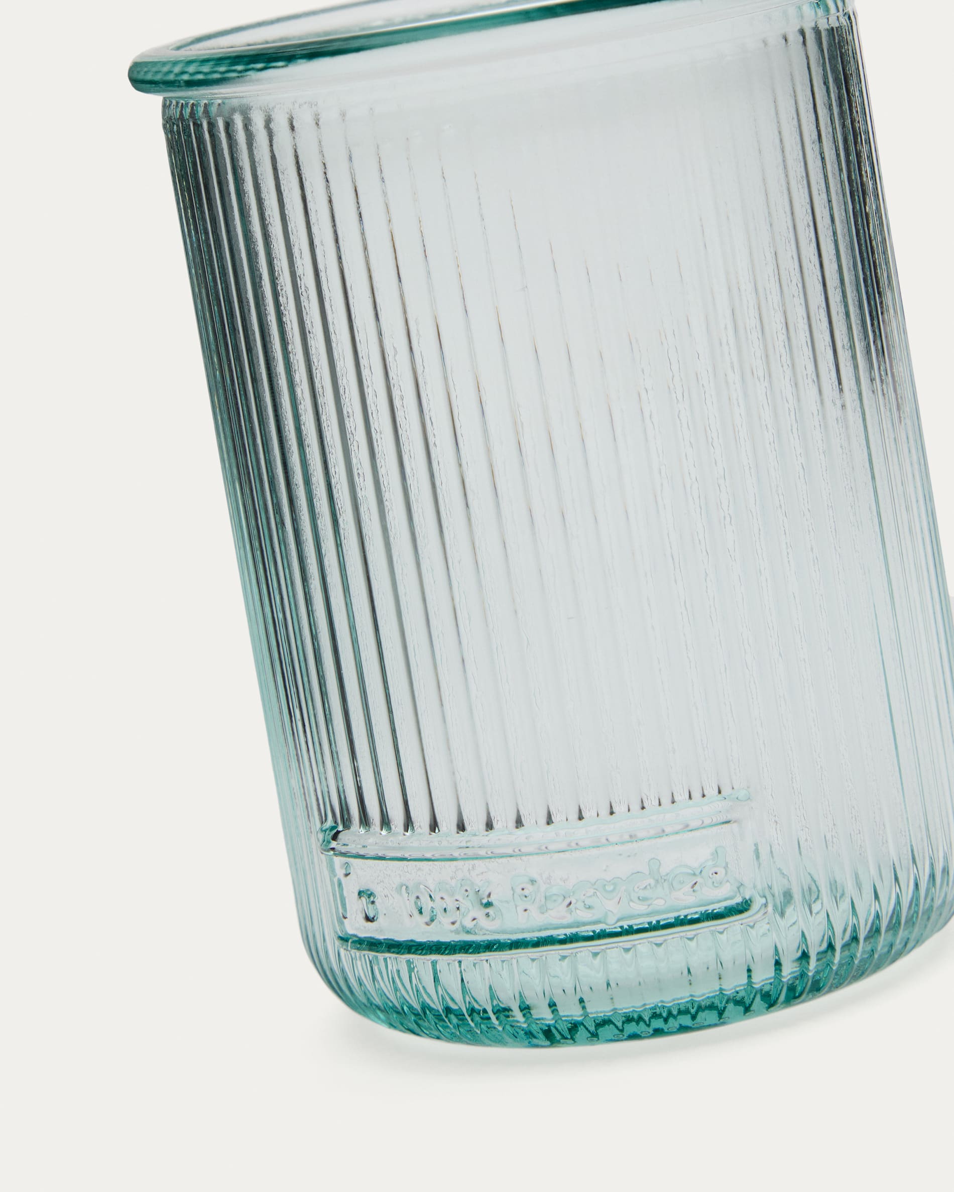 Das Milma Glas von Kave Home, gefertigt aus transparentem Recyclingglas, vereint Nachhaltigkeit und stilvolles Design.
