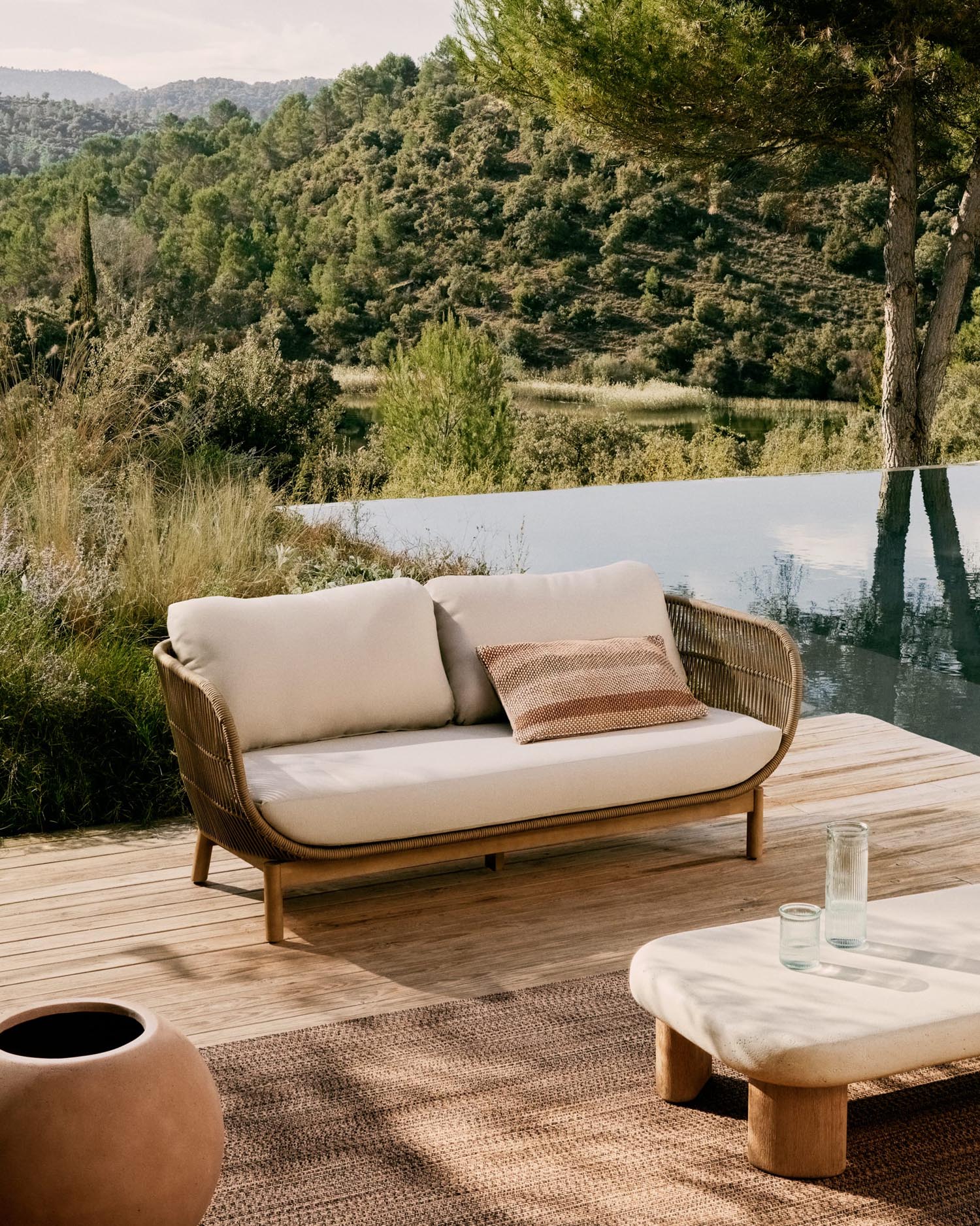 Erleben Sie das Milma Glas von Kave Home: Stilvolles Recyclingglas, das Nachhaltigkeit und Funktionalität für jeden Tisch bietet.