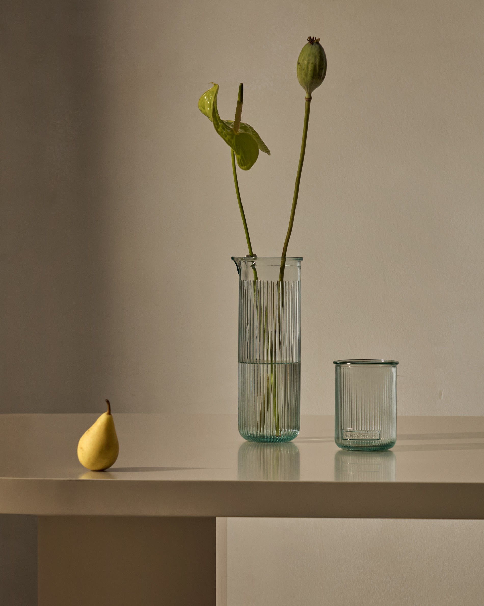 Das Milma Glas von Kave Home, gefertigt aus klarem Recyclingglas, vereint Nachhaltigkeit und Stil für den täglichen Gebrauch.