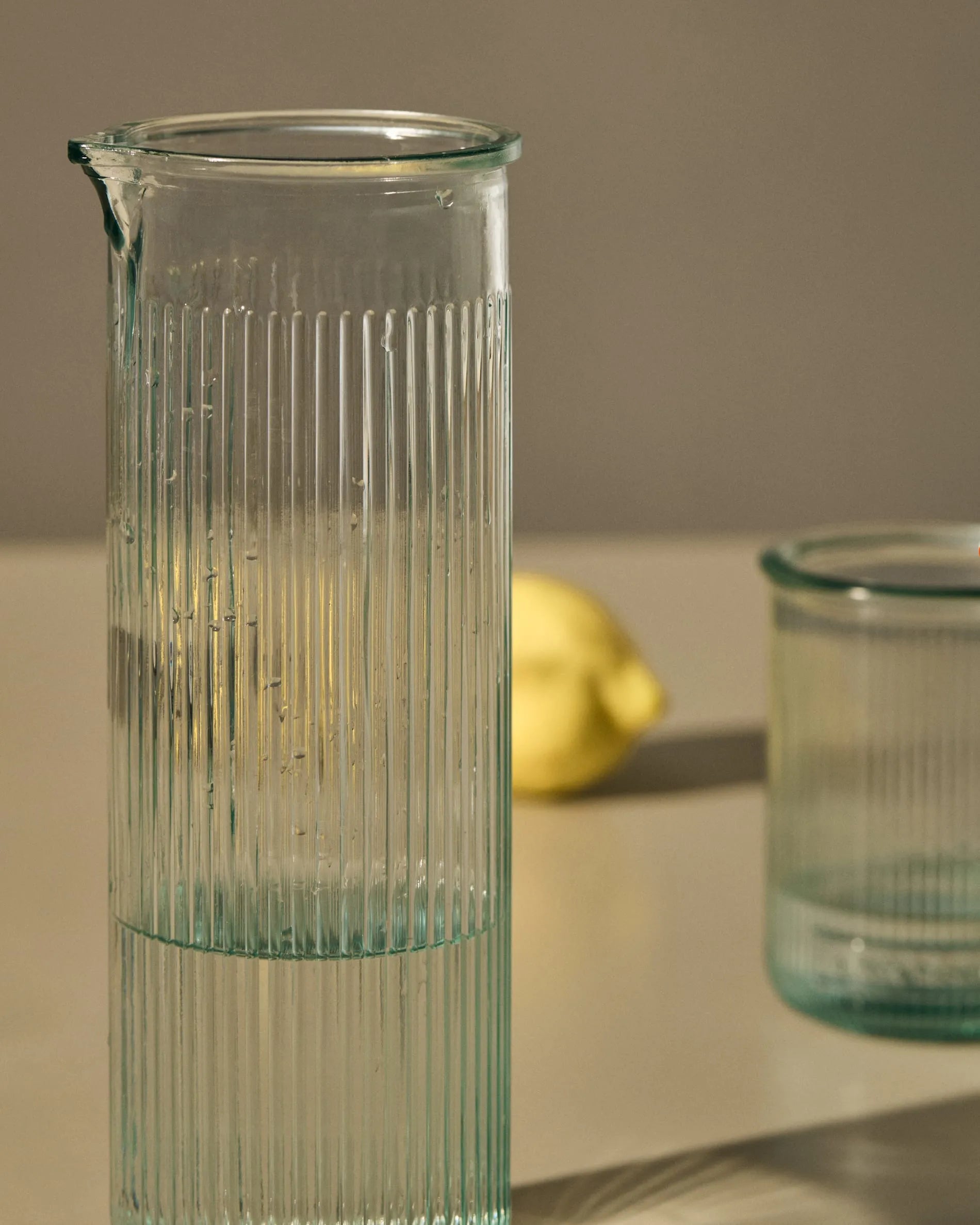 Das Milma Glas von Kave Home, aus transparentem Recyclingglas, bietet umweltfreundliche Eleganz für stilvolles Trinken.
