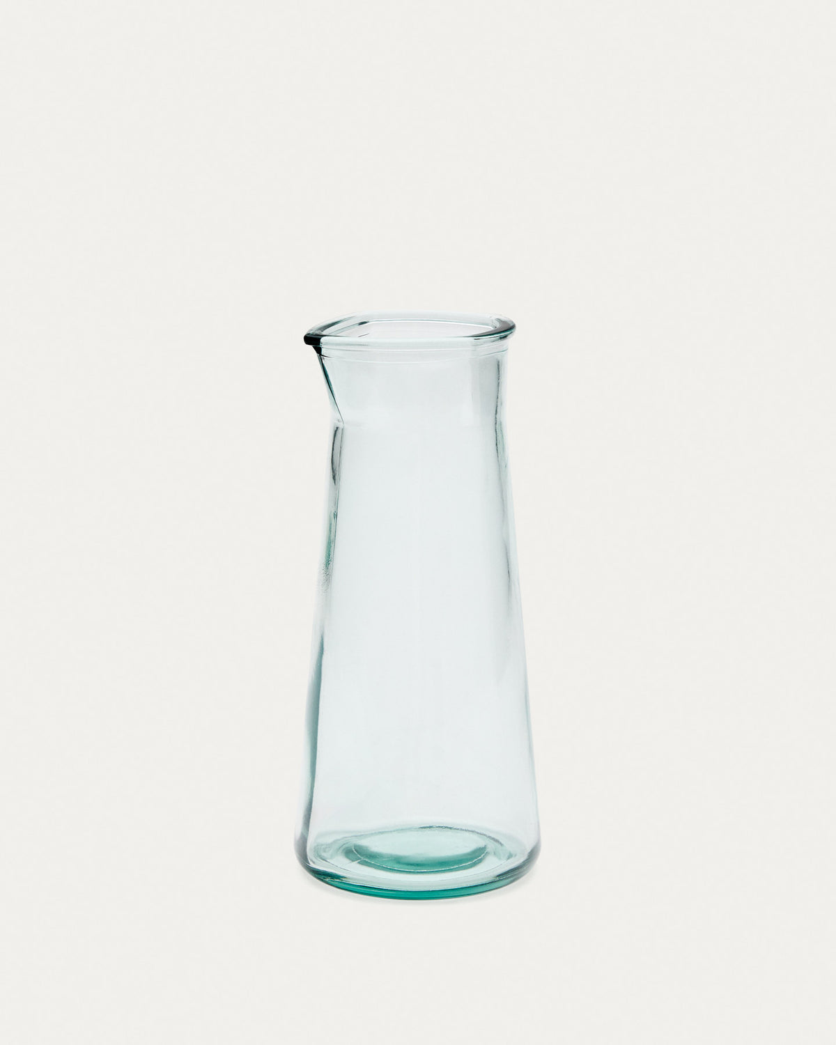 Izai Krug aus transparentem Recyclingglas in Transparent präsentiert im Onlineshop von KAQTU Design AG. Krug ist von Kave Home