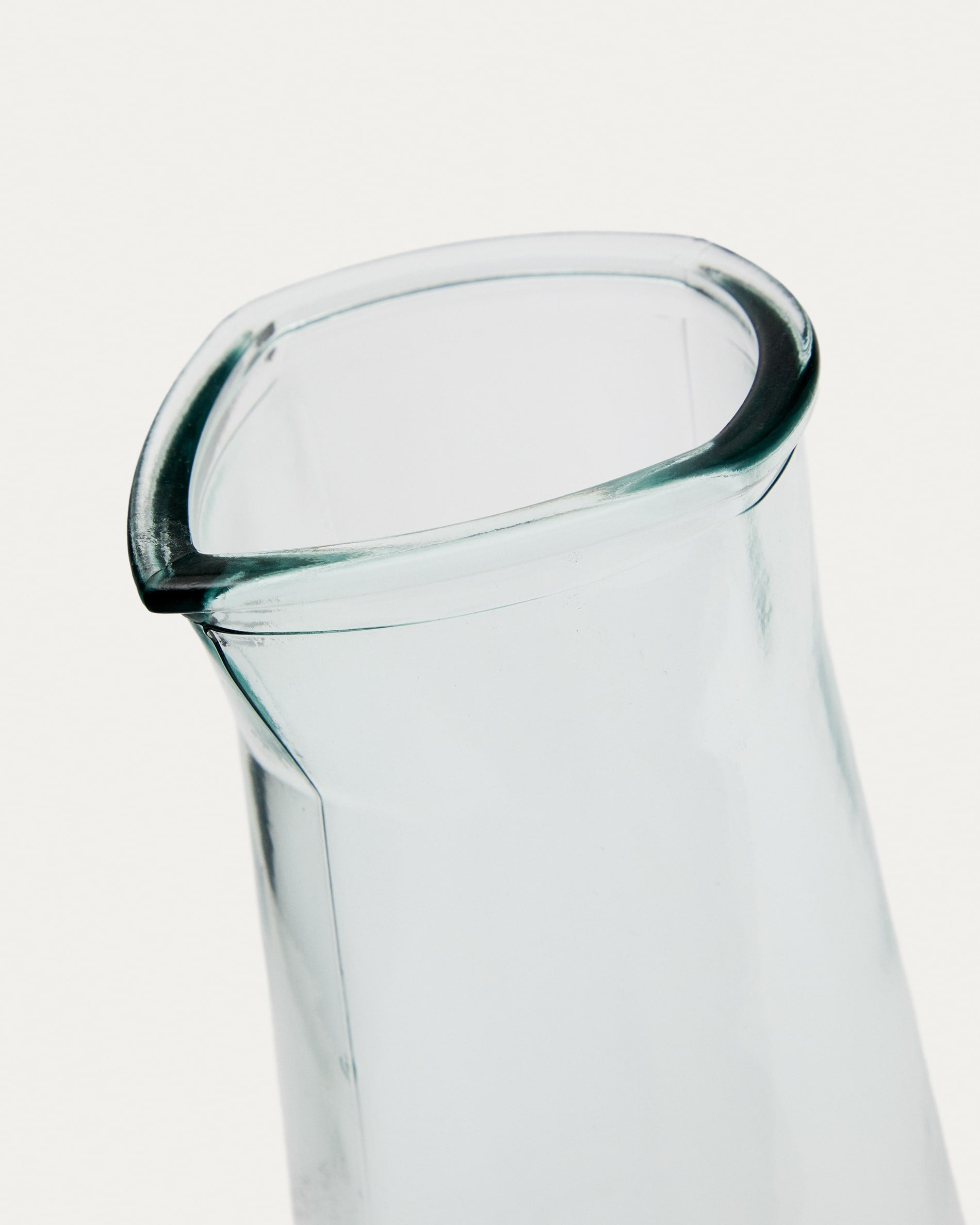 Izai Krug aus transparentem Recyclingglas in Klar präsentiert im Onlineshop von KAQTU Design AG. Krug ist von Kave Home