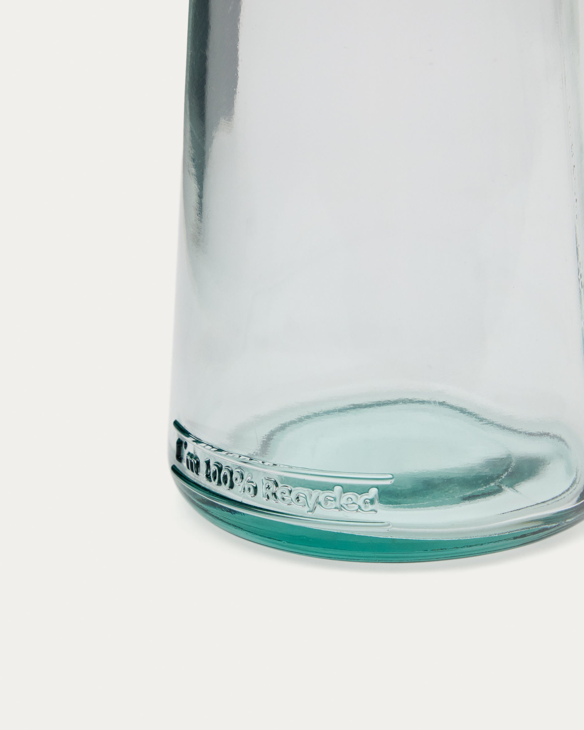 Izai Krug aus transparentem Recyclingglas in Klar präsentiert im Onlineshop von KAQTU Design AG. Krug ist von Kave Home