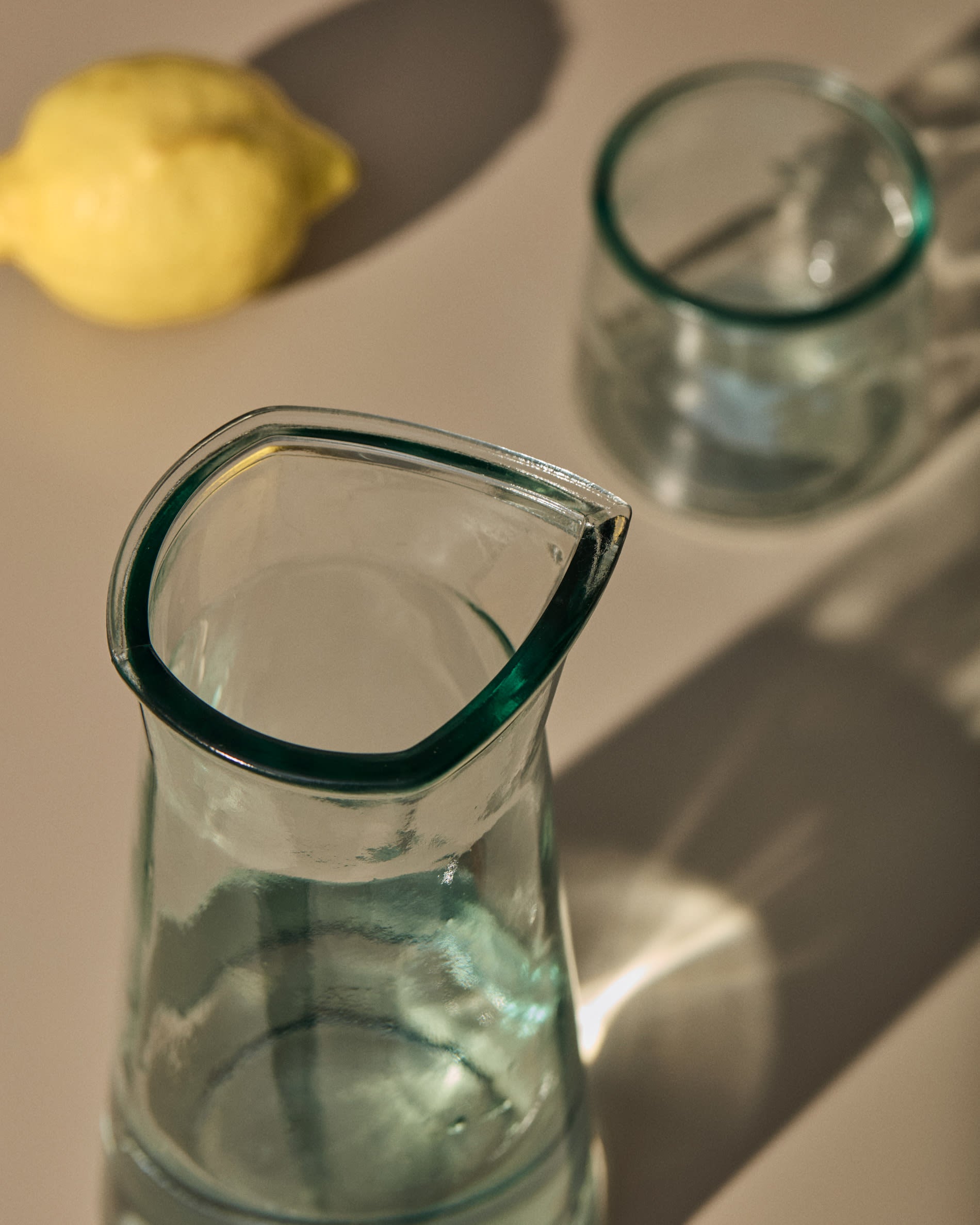 Izai Krug aus transparentem Recyclingglas in Klar präsentiert im Onlineshop von KAQTU Design AG. Krug ist von Kave Home