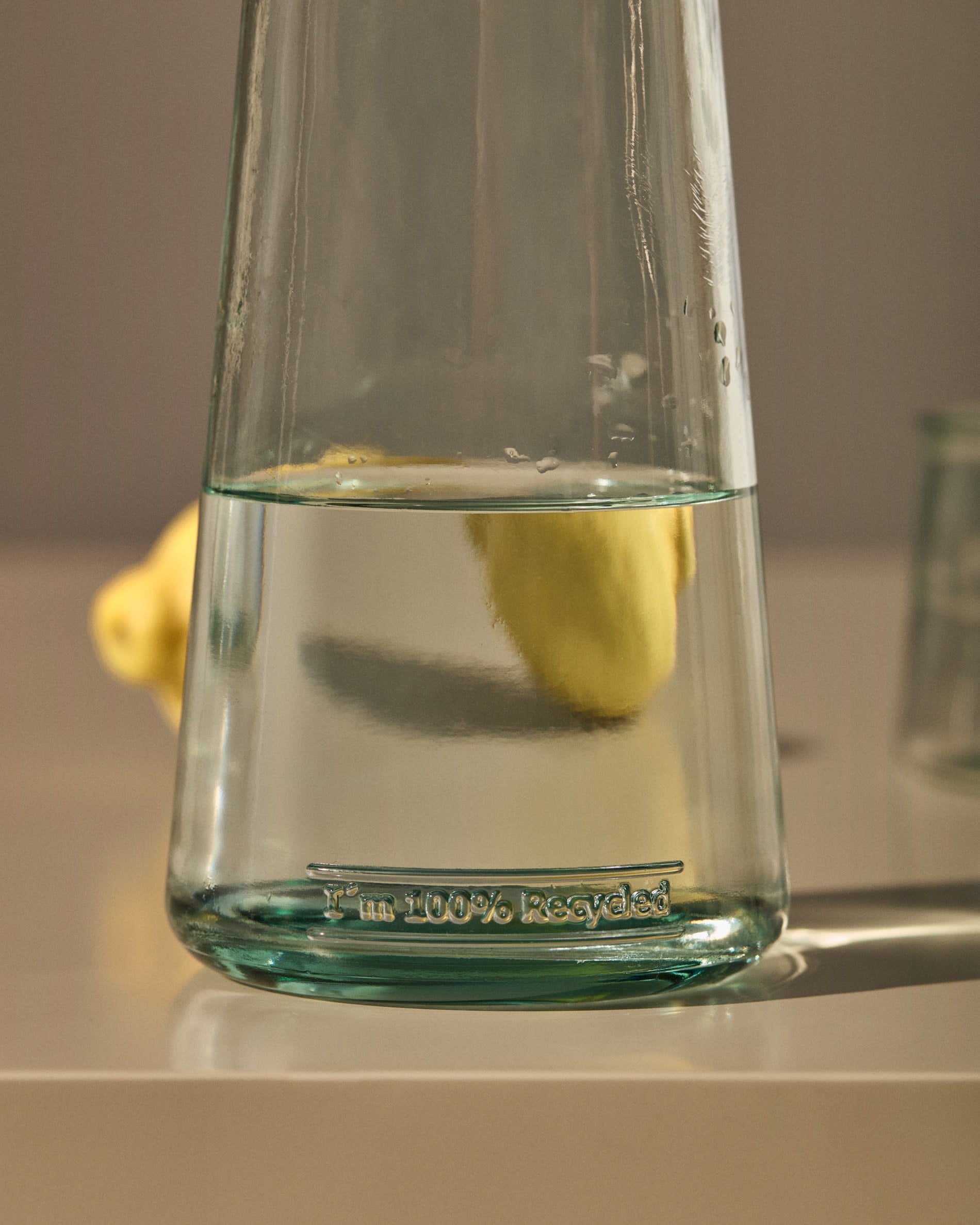 Izai Krug aus transparentem Recyclingglas in Klar präsentiert im Onlineshop von KAQTU Design AG. Krug ist von Kave Home