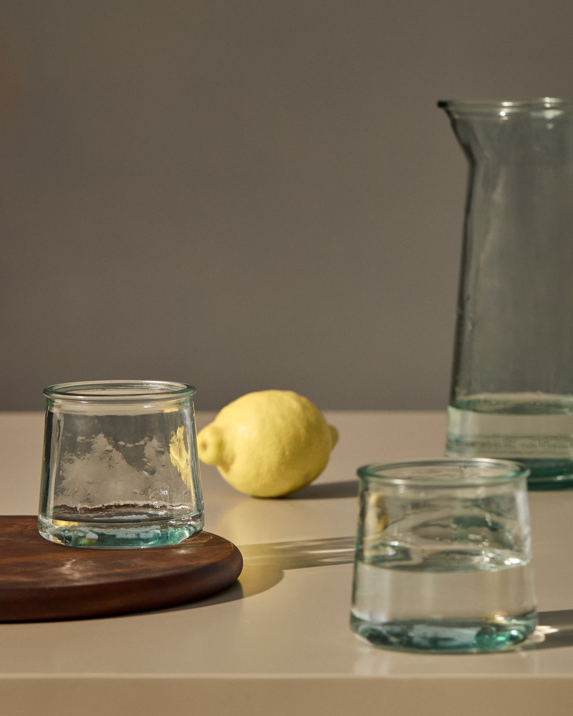 Izai Krug aus transparentem Recyclingglas in Klar präsentiert im Onlineshop von KAQTU Design AG. Krug ist von Kave Home