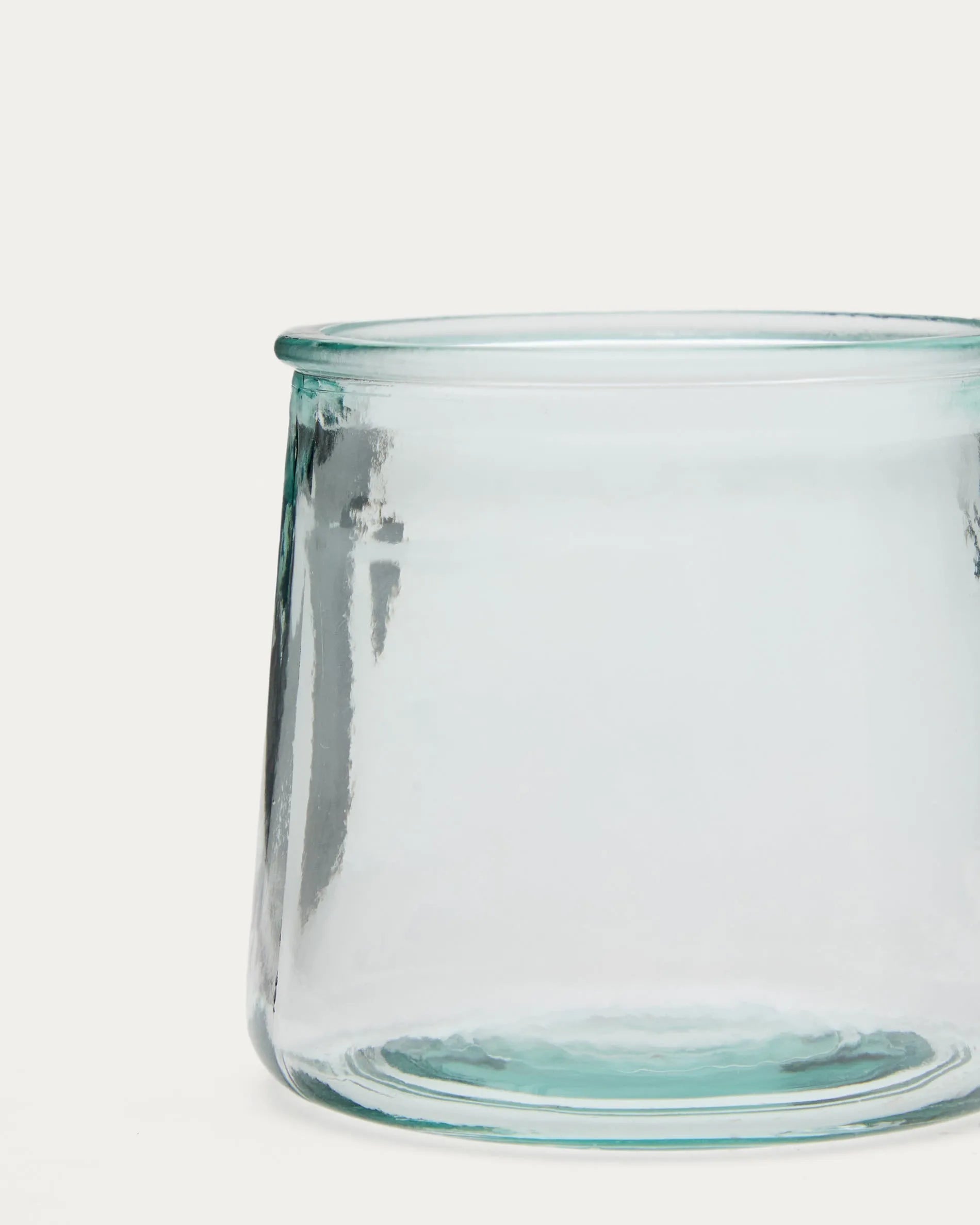 Das Izai Glas von Kave Home, gefertigt aus klarem Recyclingglas, bietet nachhaltigen Stil für moderne Haushalte.