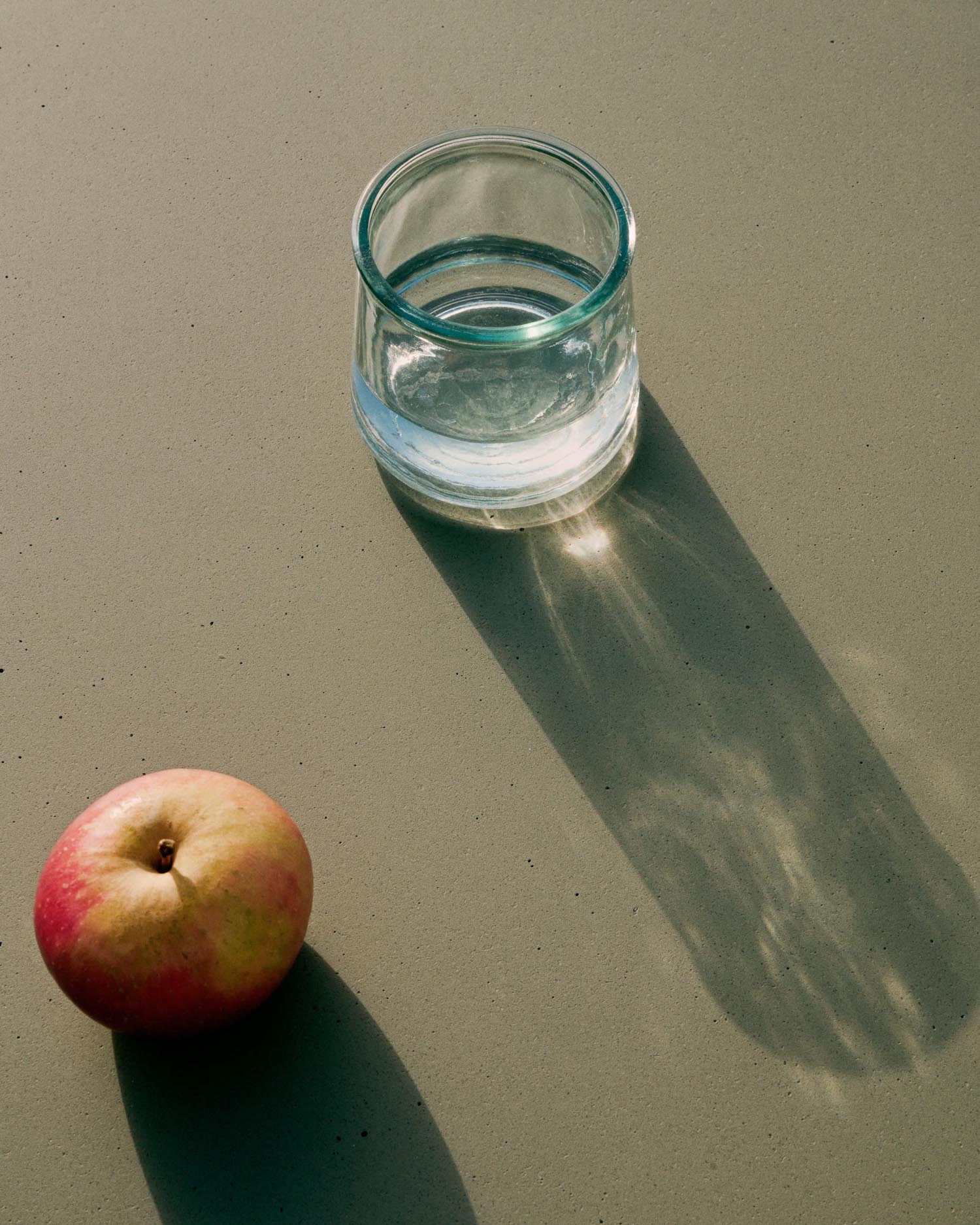 Elegantes Izai Glas aus Recyclingglas: Nachhaltig, robust und stilvoll für jeden Anlass.