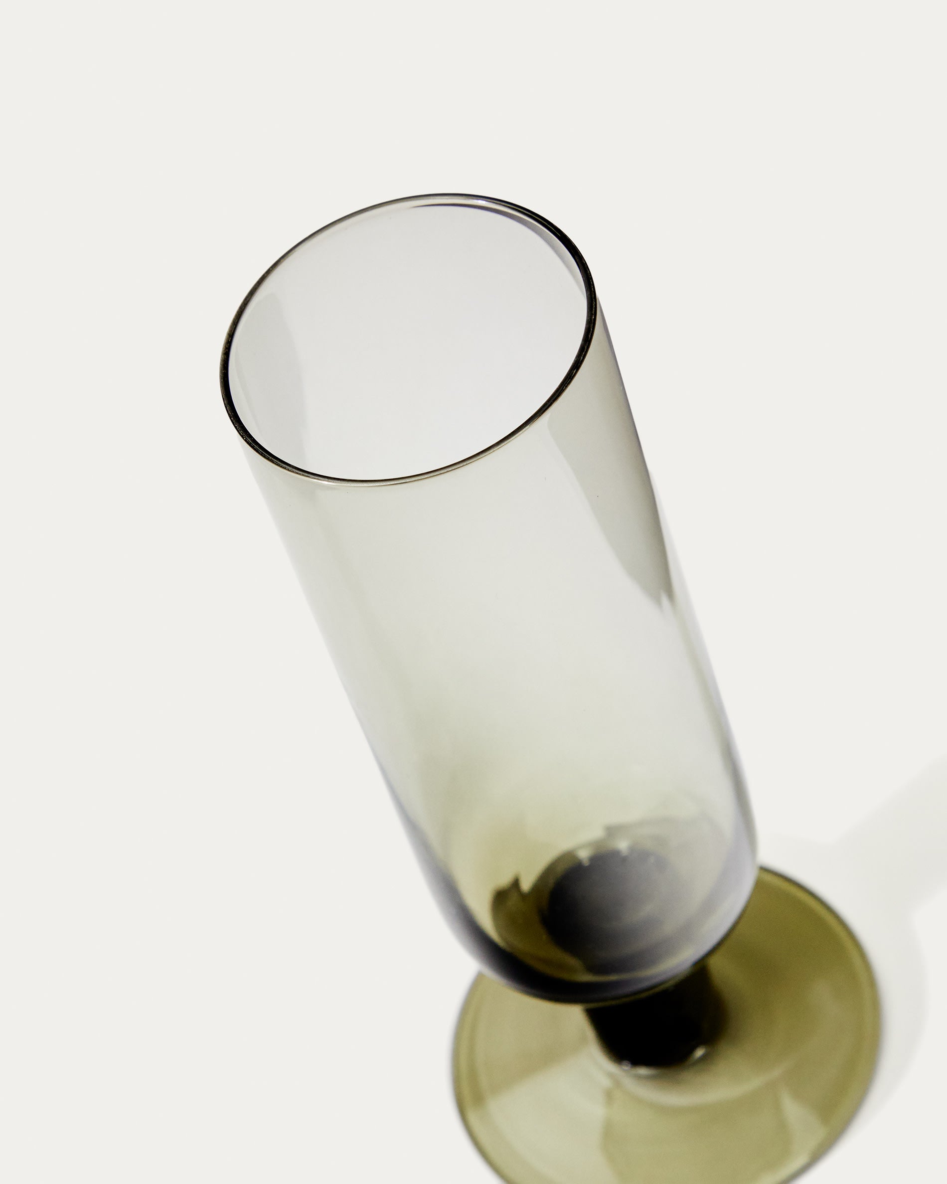 Entdecken Sie das stilvolle Weinglas Sauky aus grünem Glas (19 cl) von Kave Home. Ideal für Weinliebhaber, die Eleganz und Individualität schätzen.
