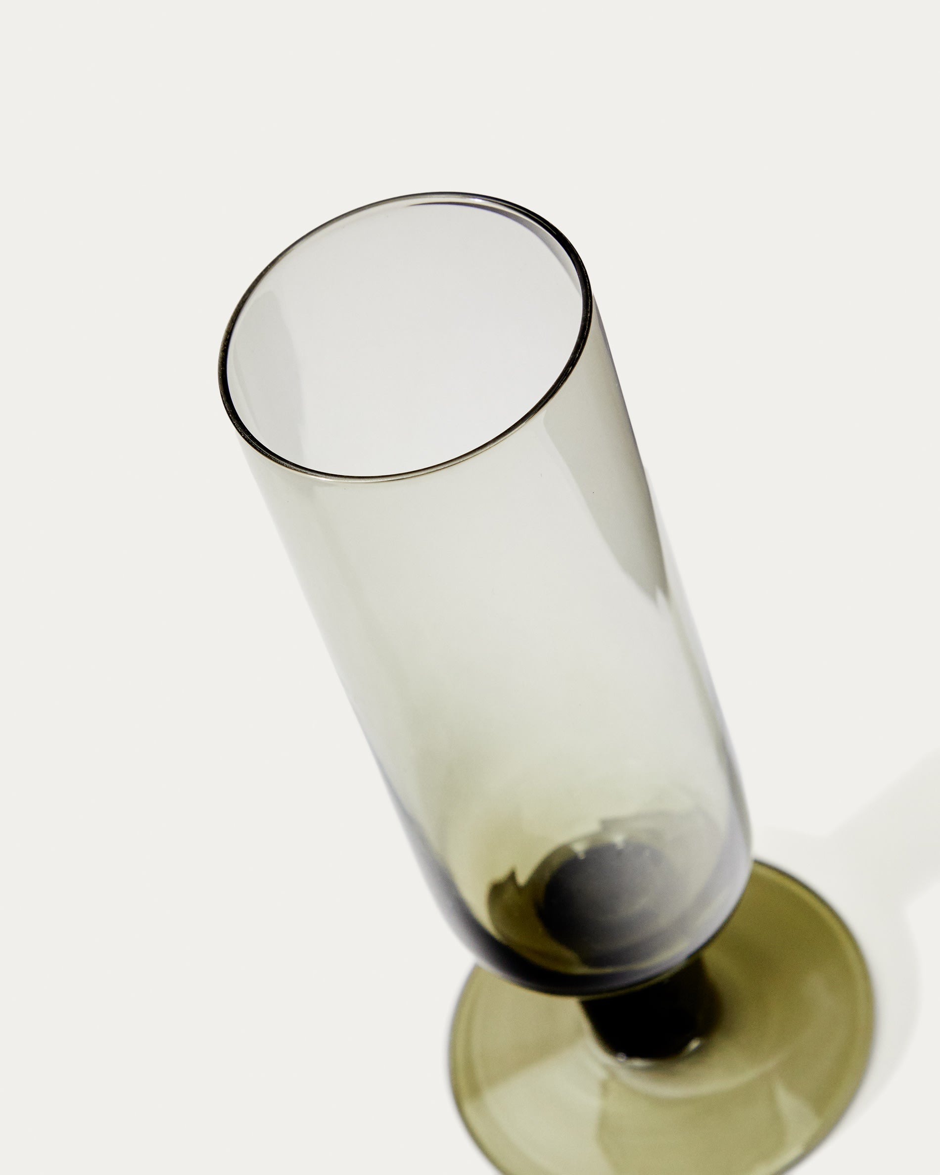 Das Weinglas Sauky von Kave Home, 19 cl, aus grünem Glas, vereint modernes Design mit Eleganz für stilvollen Weingenuss.
