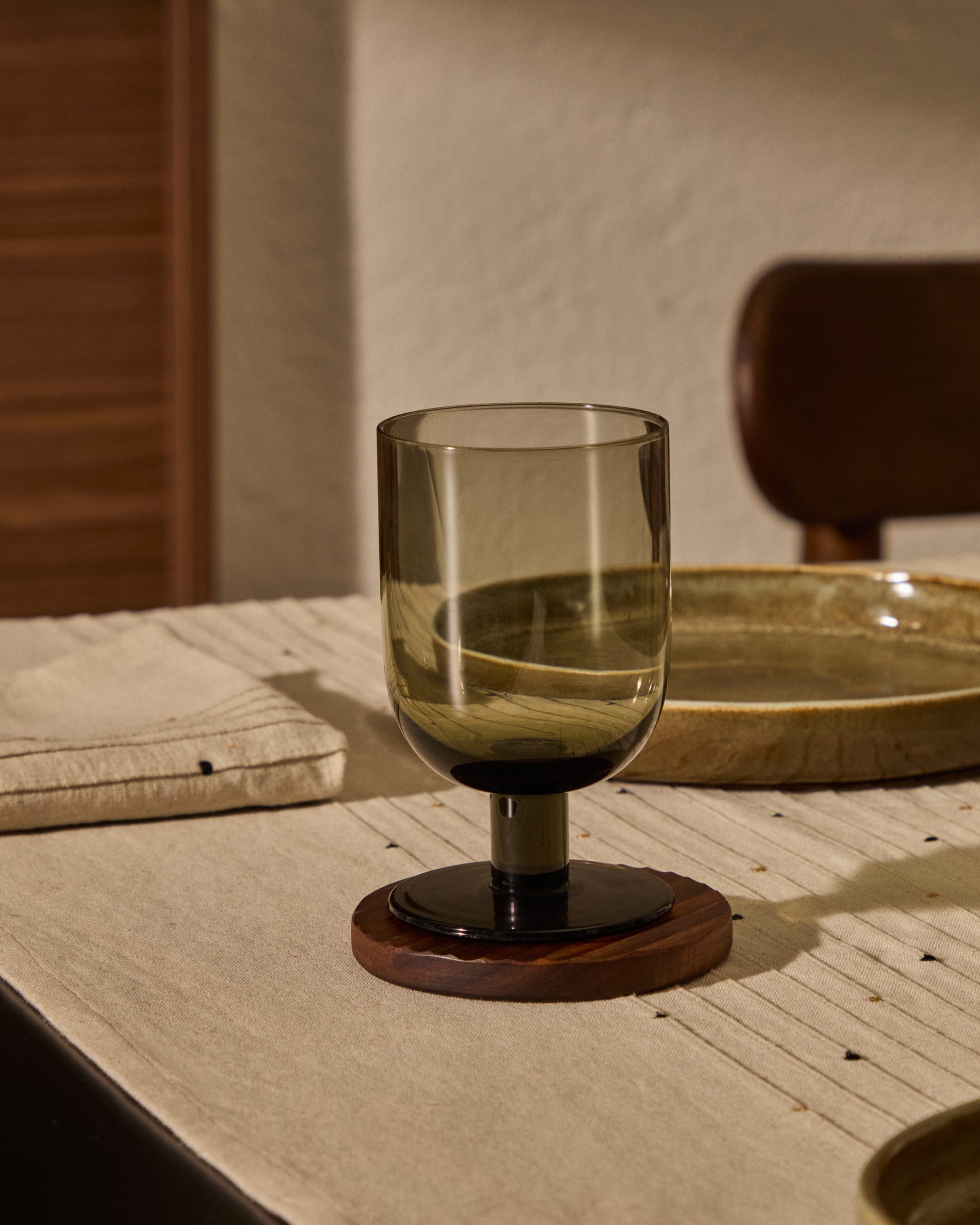 Elegantes Weinglas Sauky aus grünem Glas, 32 cl, von Kave Home. Perfekt für stilvolle Tischdekoration und Genussmomente.