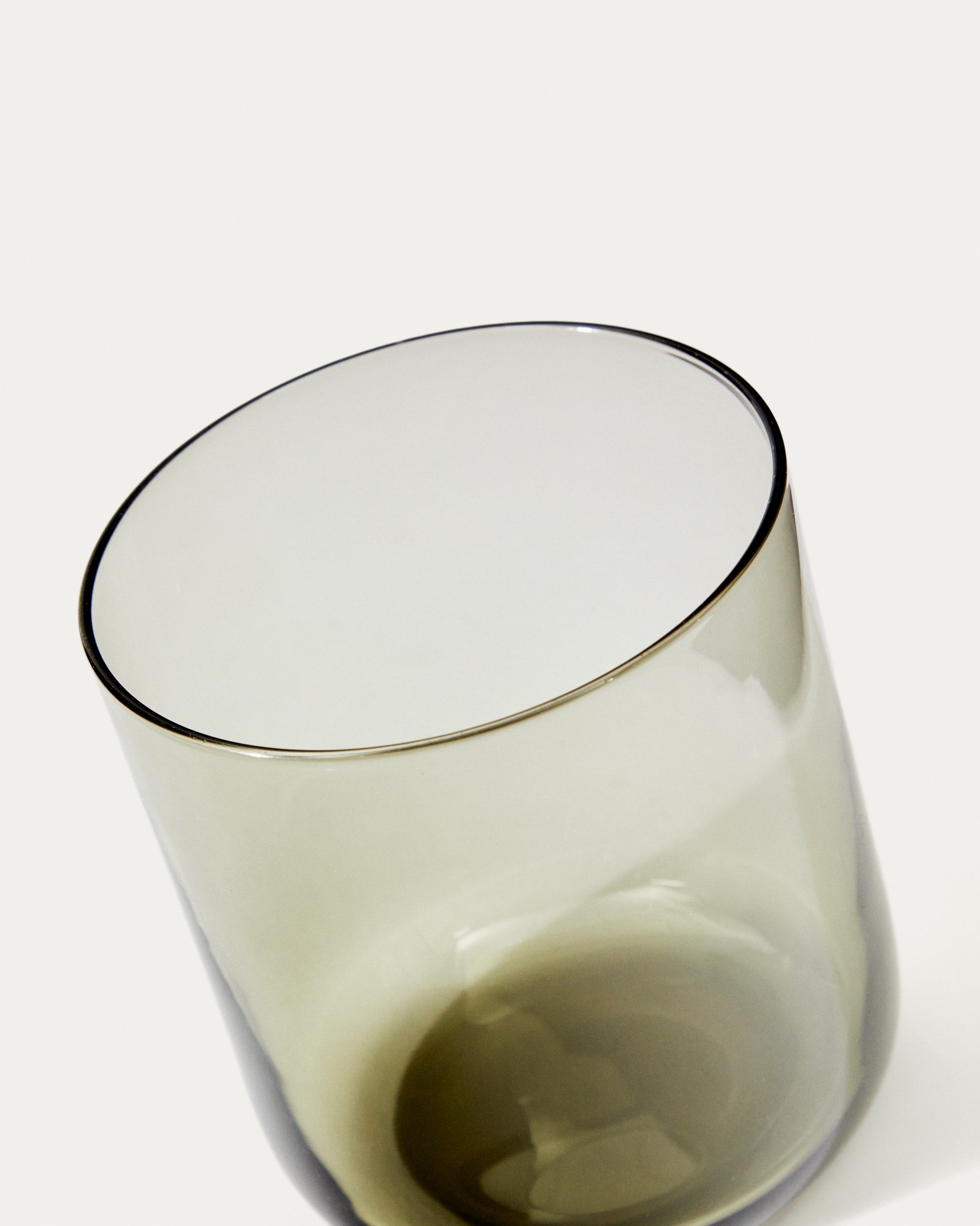 Das grüne Glas Sauky von Kave Home vereint modernes Design mit Funktionalität und verleiht jedem Tisch eine frische Eleganz.