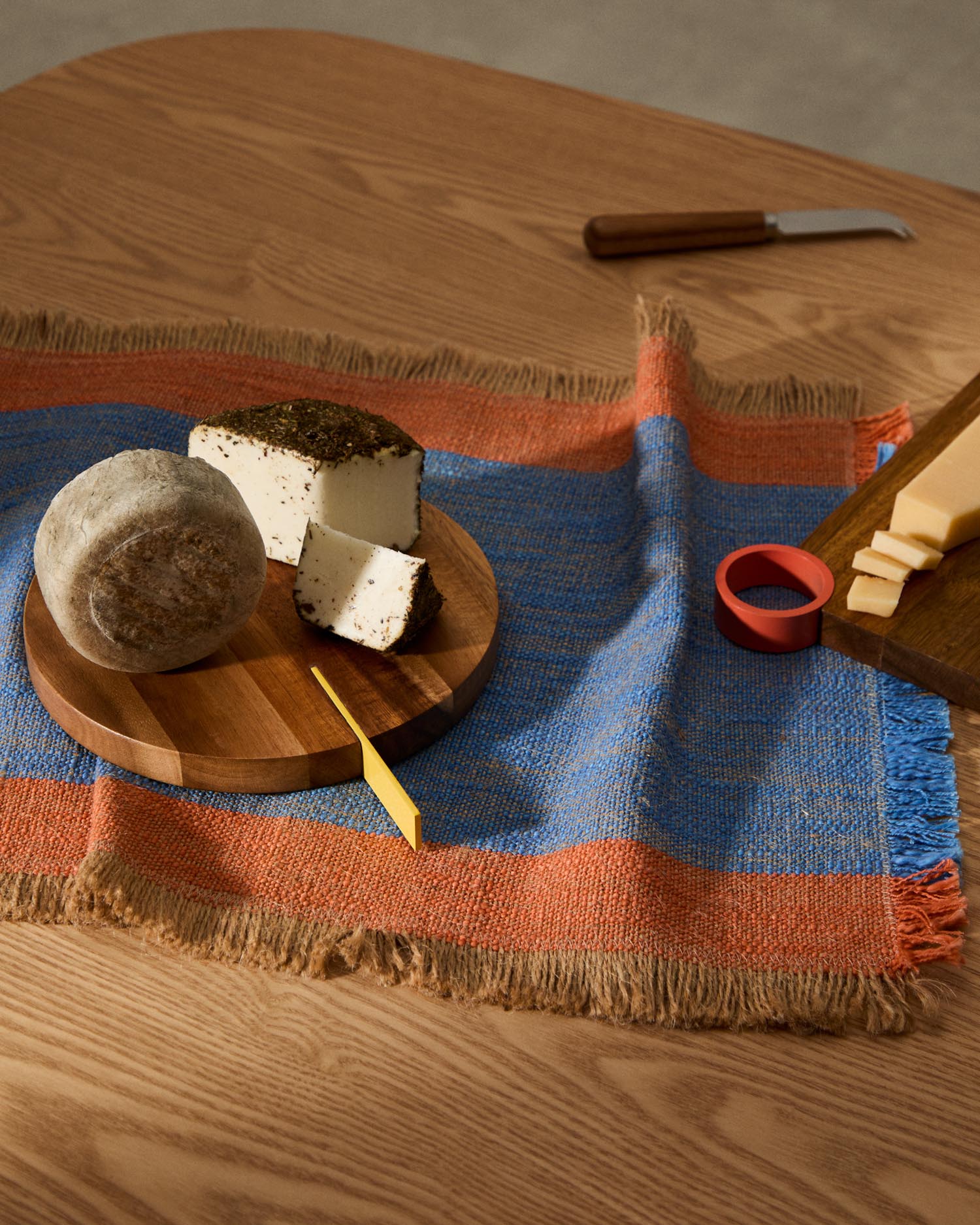 Servierbrett Zairin aus Akazienholz und gelbem Metall, FSC 100 % in Gelb präsentiert im Onlineshop von KAQTU Design AG. Tablett ist von Kave Home