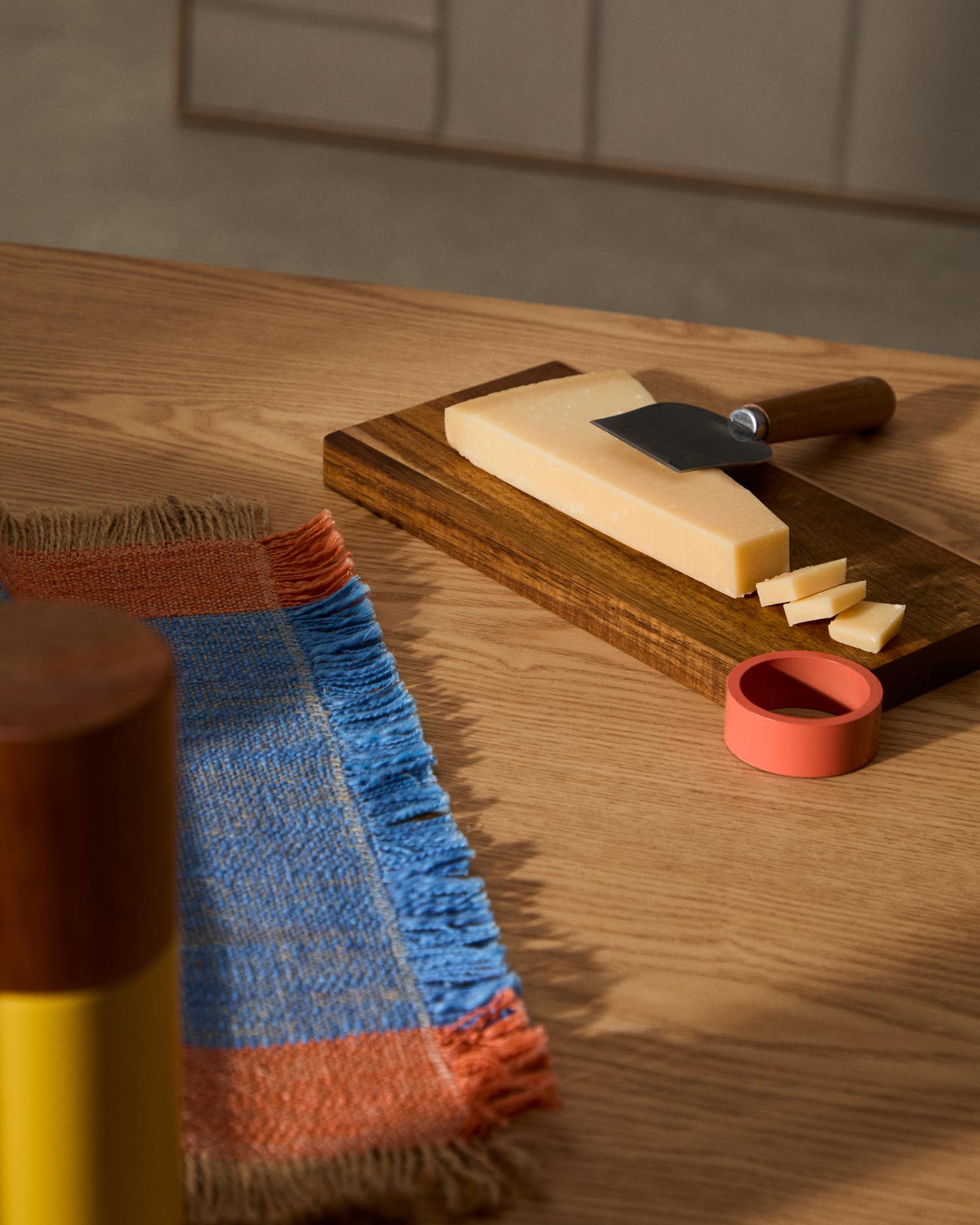 Servierbrett Zairin aus Akazienholz und rosafarbenem Metall, FSC 100 % in Rot präsentiert im Onlineshop von KAQTU Design AG. Tablett ist von Kave Home