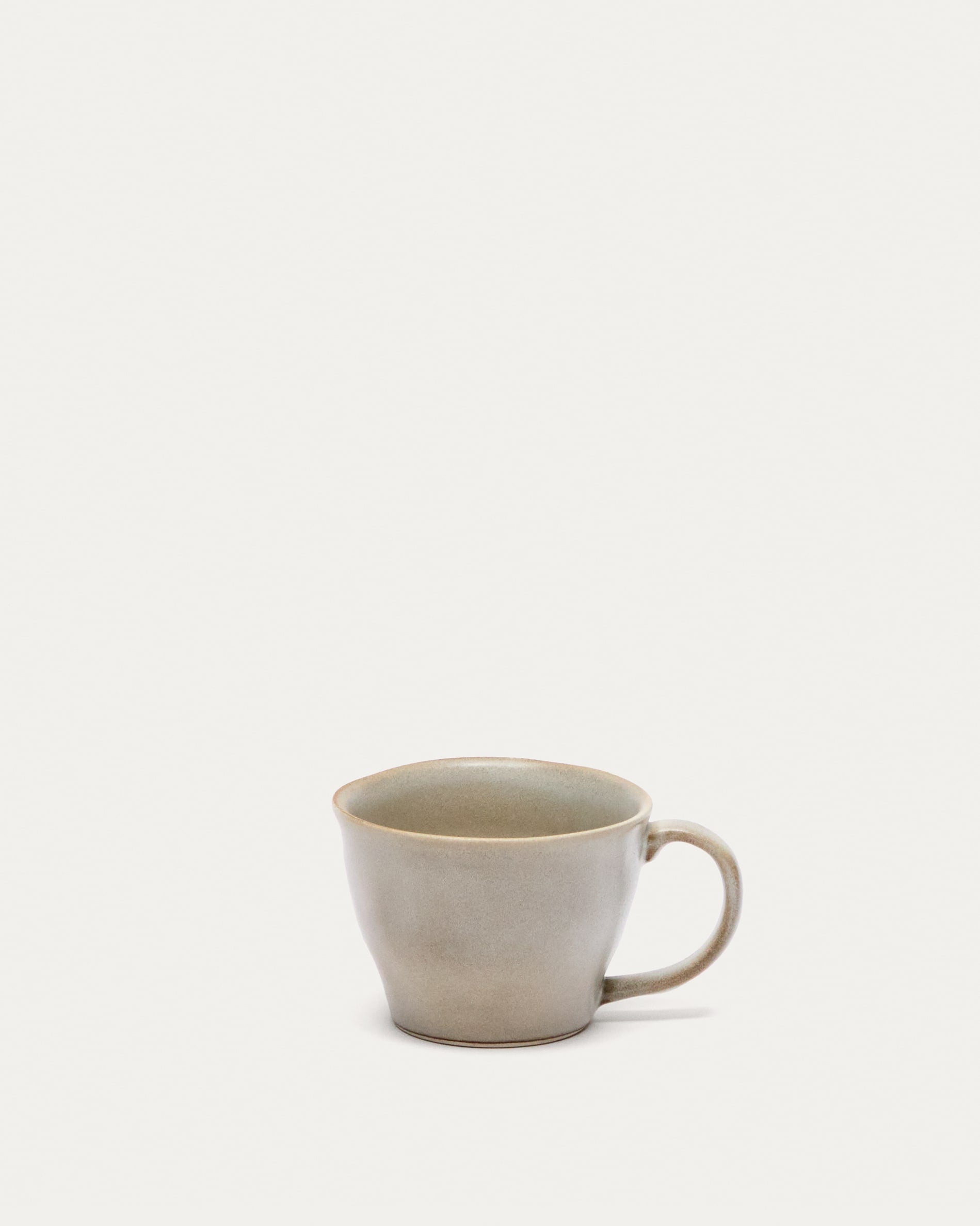 Elegante weisse Keramiktasse von Kave Home, langlebig, pflegeleicht, ideal für Kaffee und Tee, zeitloses Design.