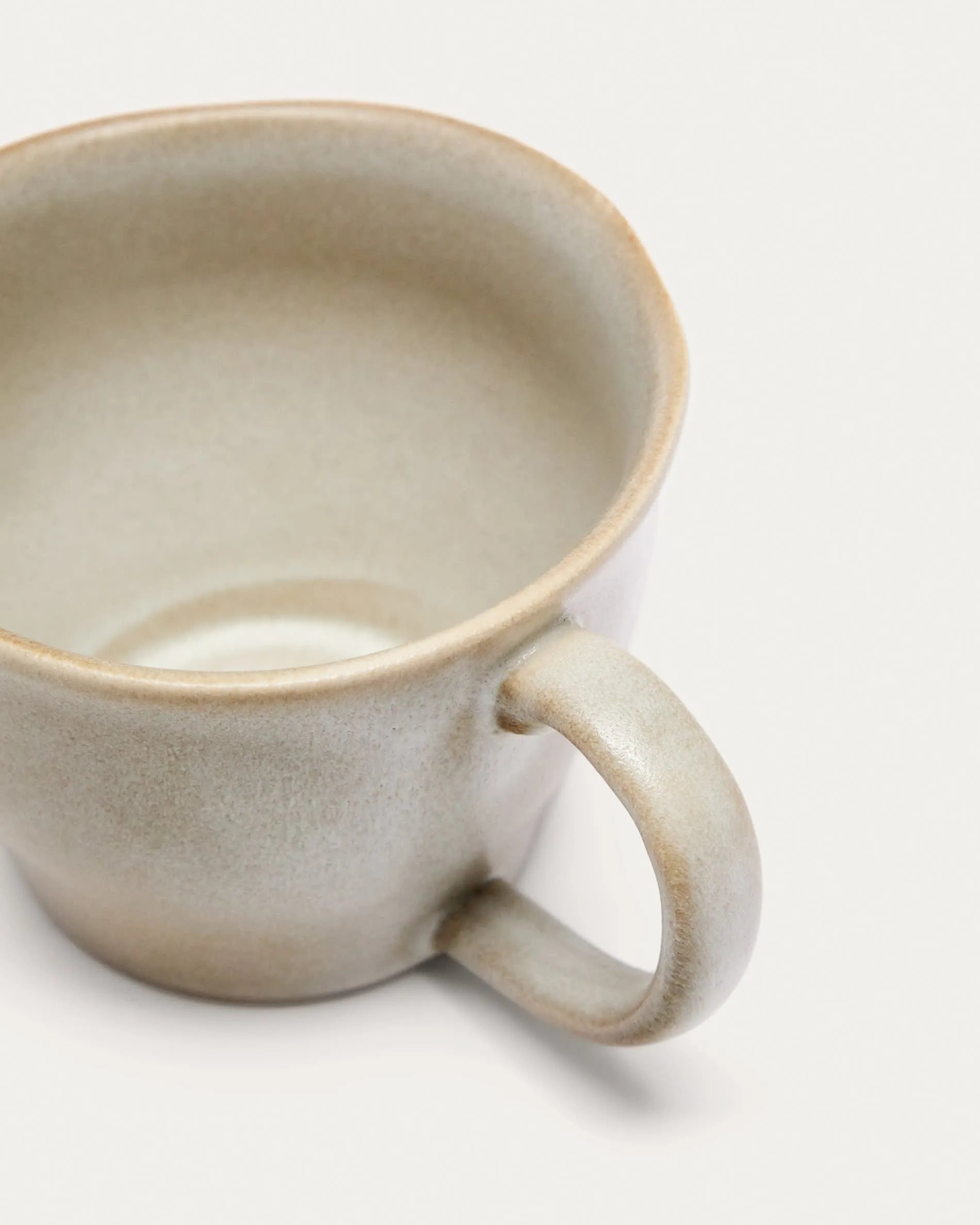 Elegante weiße Keramiktasse von Kave Home, ideal für stilvollen Genuss und langlebige Wärmeisolierung.