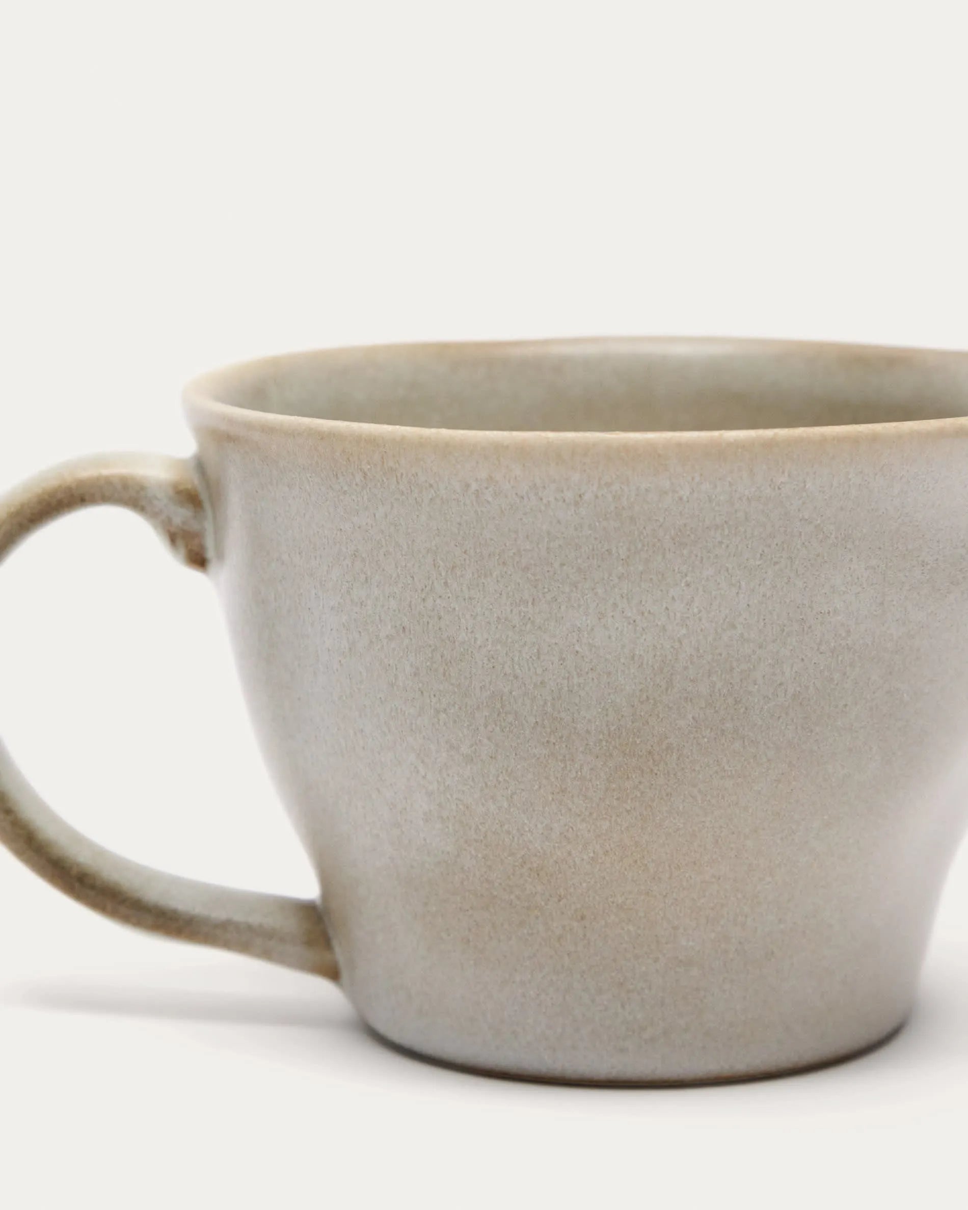 Elegante weiße Keramiktasse von Kave Home, ideal für stilvollen Genuss und langlebige Wärmeisolierung.