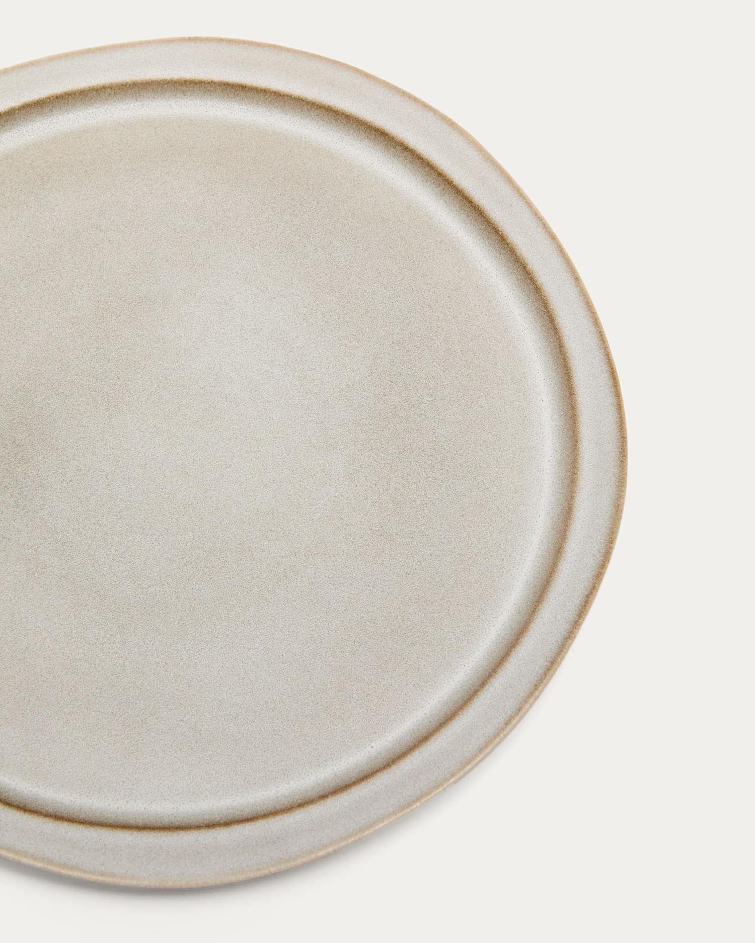 Moderner, weißer Keramikteller von Kave Home, flach und stilvoll, perfekt für elegante Tischarrangements und vielseitige Anlässe.