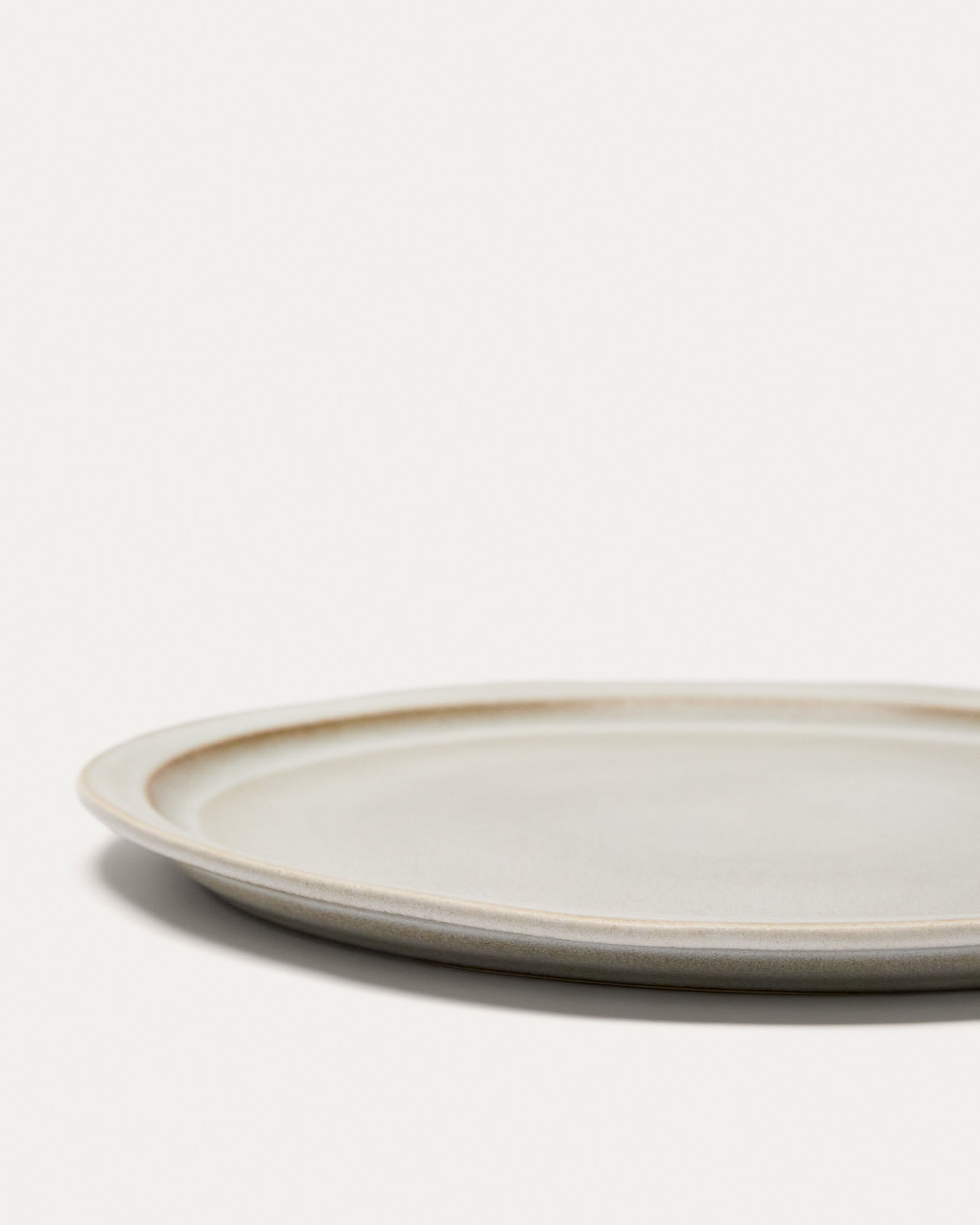 Eleganter, flacher Keramikteller in Weiß von Kave Home, ideal für moderne Tischdekorationen und vielseitige Einsatzmöglichkeiten.