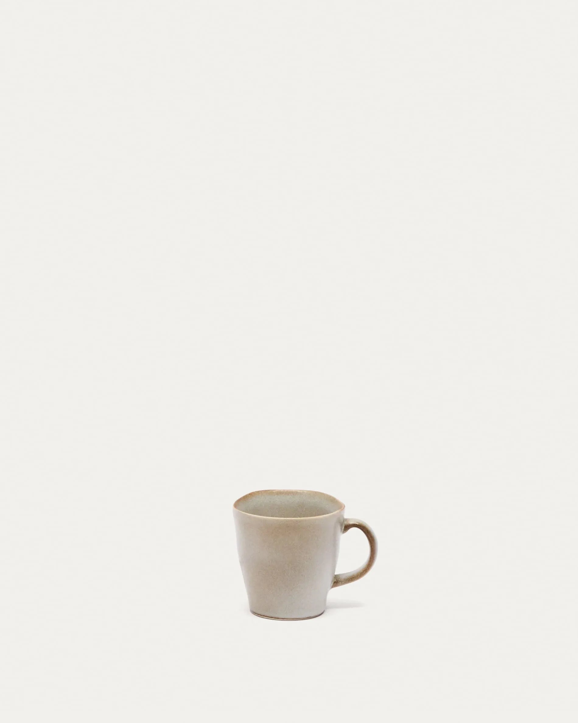 Elegante weiße Keramiktasse von Kave Home, ideal für Kaffee oder Tee. Zeitloses Design, spülmaschinenfest, perfekt für jeden Tisch.