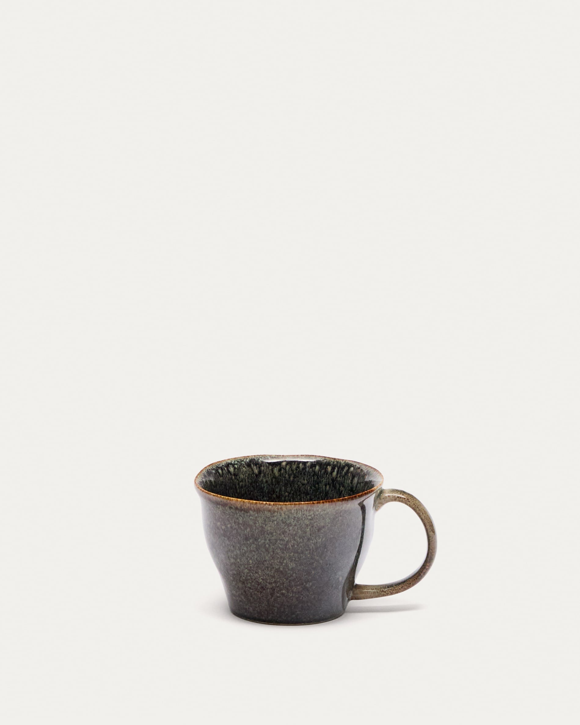 Coval grosse Keramiktasse in Braun: Stilvolles Design, organische Linien, langlebiges Glas, ideal für Kaffee und Tee. Perfekt für jeden Tisch.