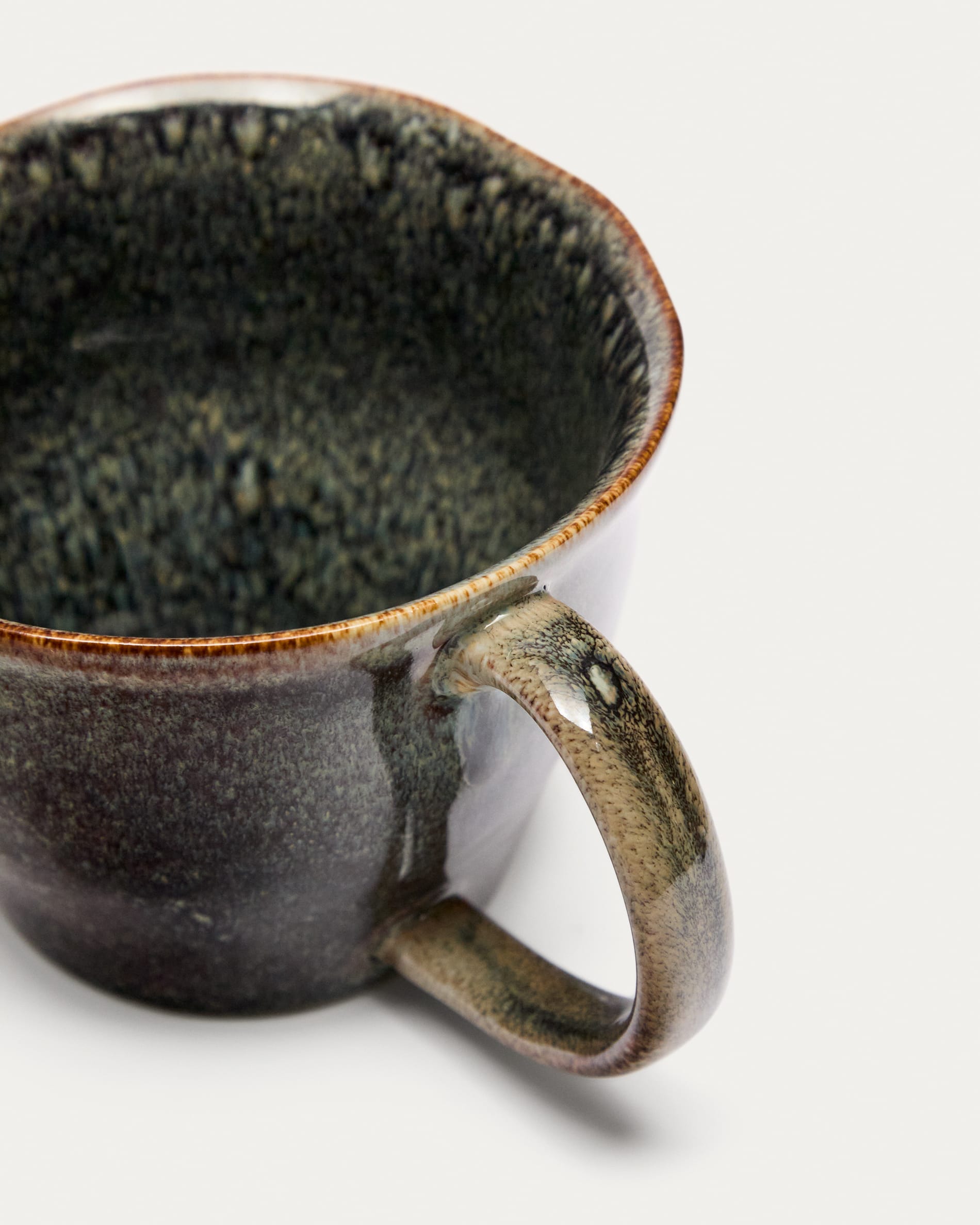 Die Coval Keramiktasse in Braun von Kave Home bietet modernes Design, ideal für Kaffee oder Tee, robust und stilvoll für den Alltag.