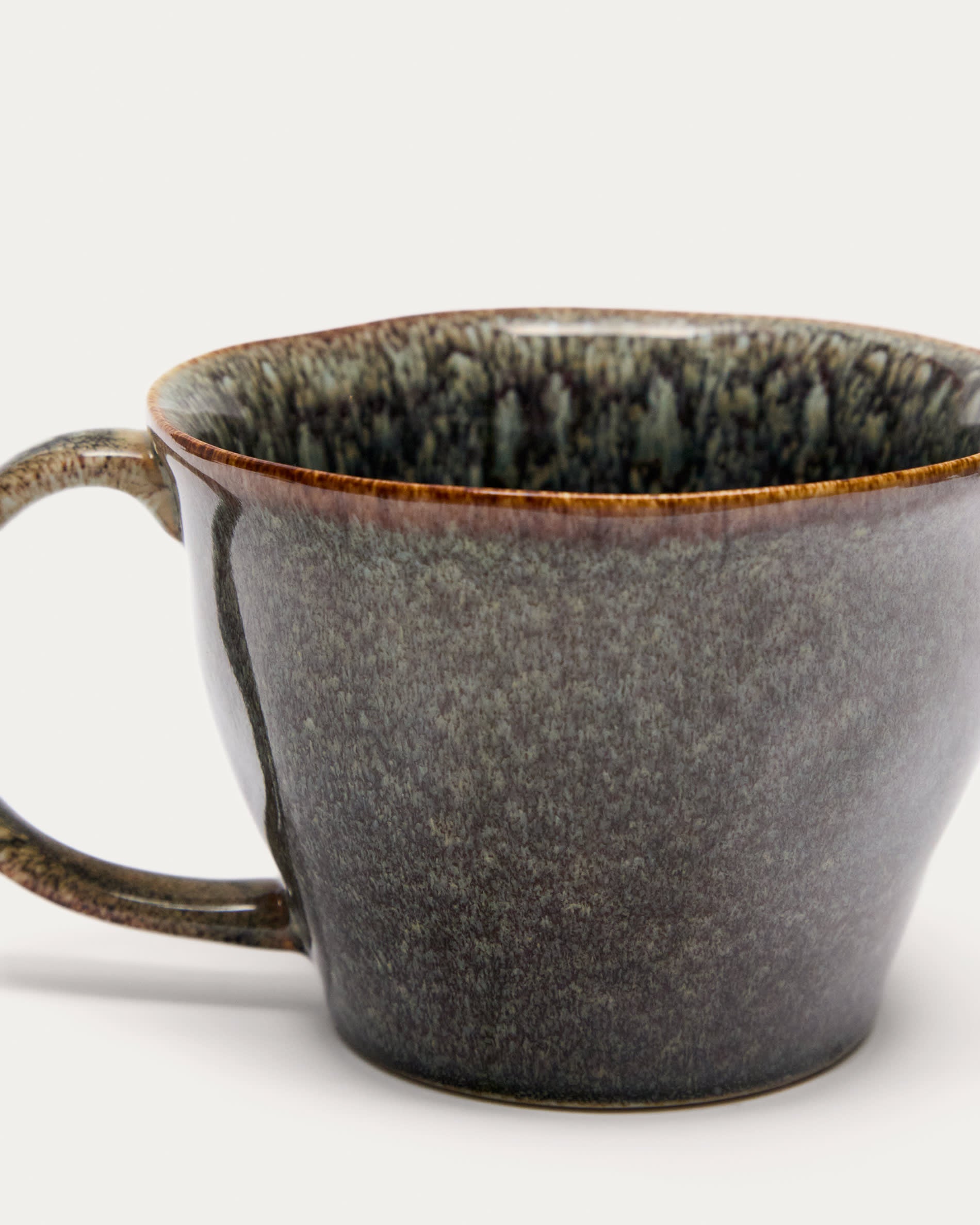 Große braune Keramiktasse von Kave Home, perfekt für Kaffee oder Tee, modernes Design, robust und stilvoll für den täglichen Gebrauch.