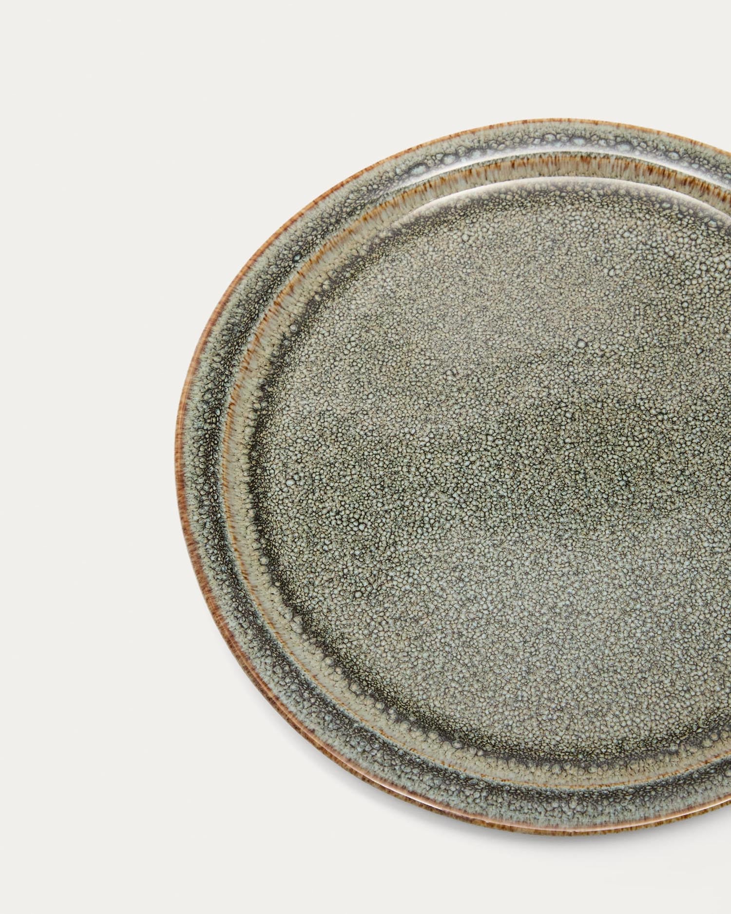 Eleganter brauner Keramik-Dessertteller von Kave Home, ideal für stilvolle Präsentationen und langlebige Qualität.