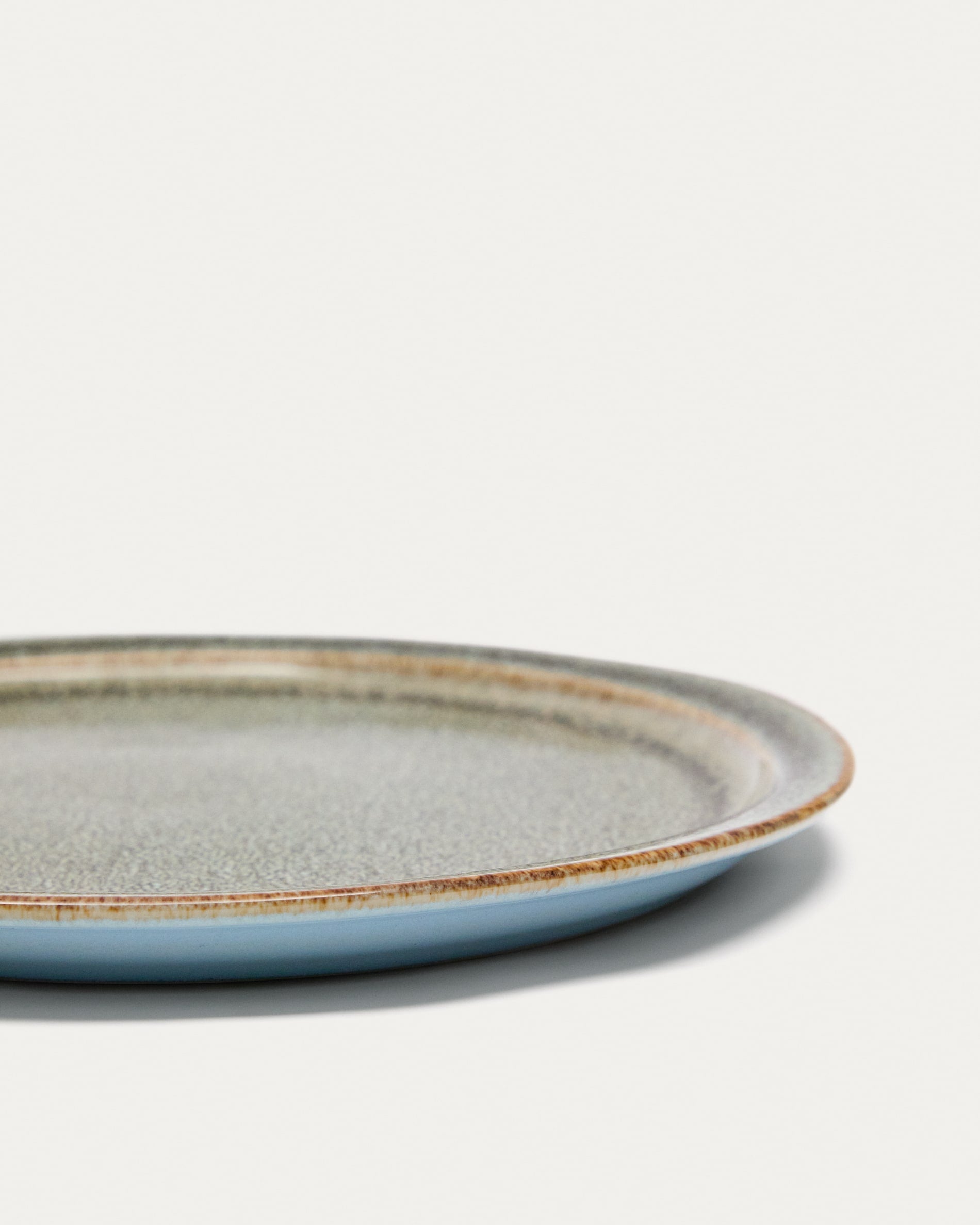 Stilvoller brauner Dessertteller aus Keramik von Kave Home, perfekt für elegante Tischdekoration und hochwertige Präsentation.