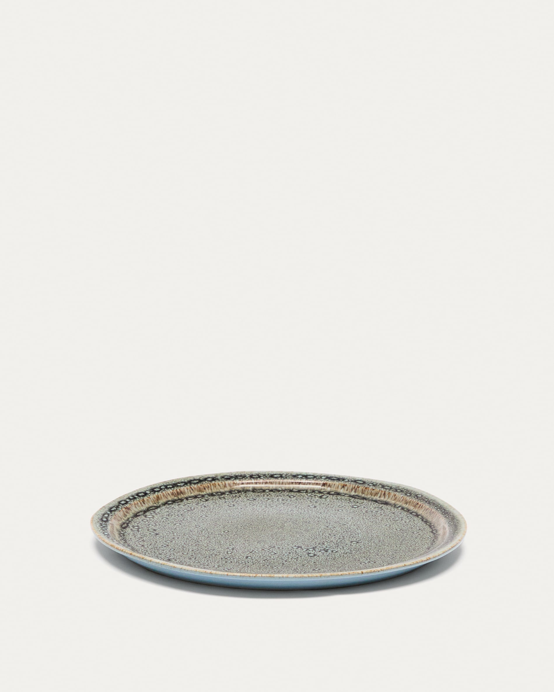 Eleganter flacher Keramikteller in Braun von Kave Home, ideal für stilvolle Tischdekoration und vielseitige Nutzung.