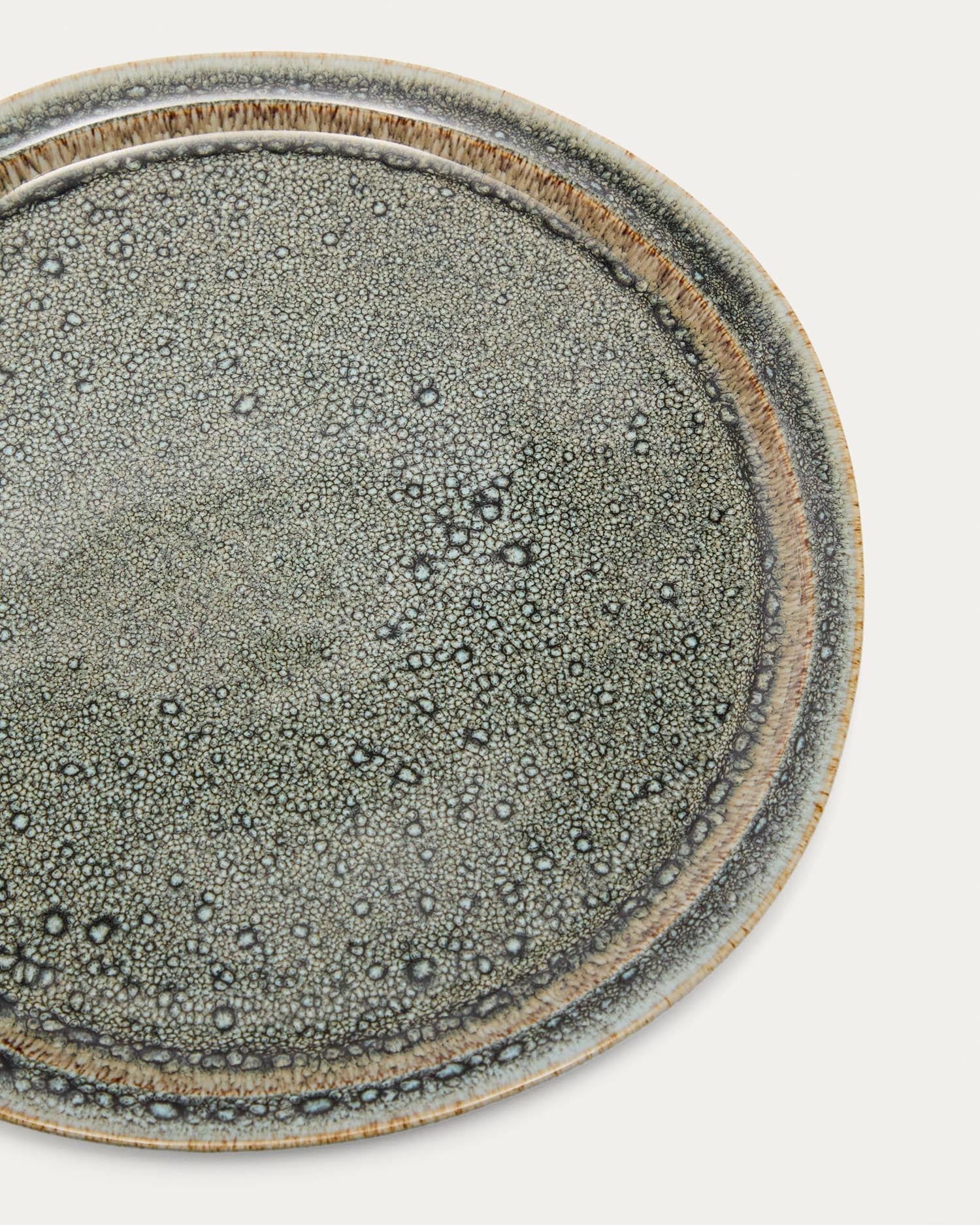 Flacher Keramikteller in Braun von Kave Home, perfekt für moderne Tischgestaltung und vielseitige Einsatzmöglichkeiten.