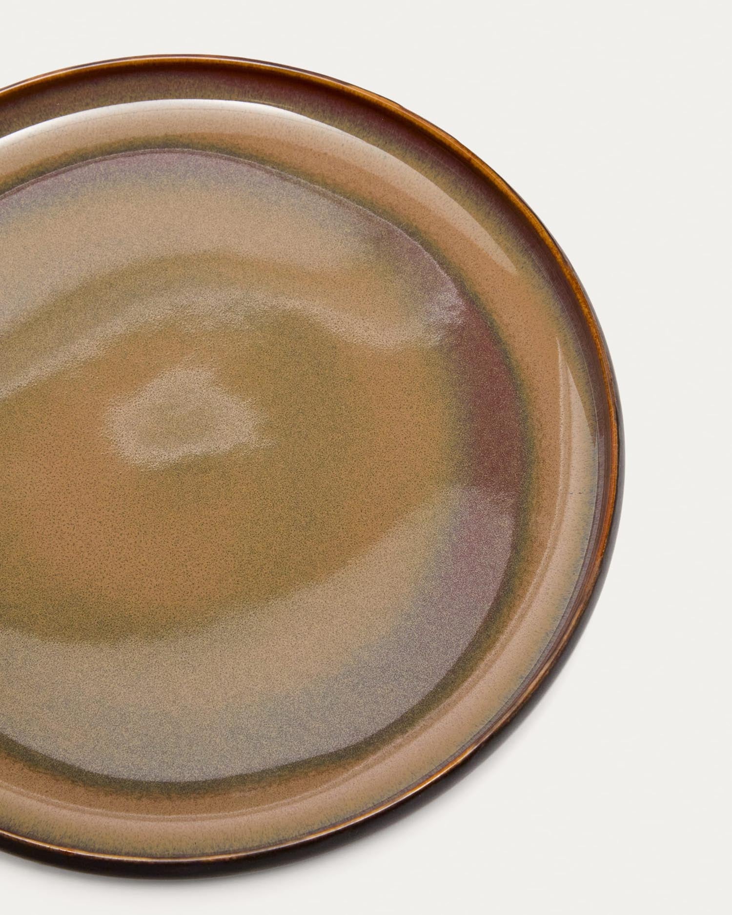 Entdecken Sie den Uilo flachen Keramikteller in Braun von Kave Home – ein stilvolles Design-Highlight für jede Tischdekoration und kreative Anrichtungen.
