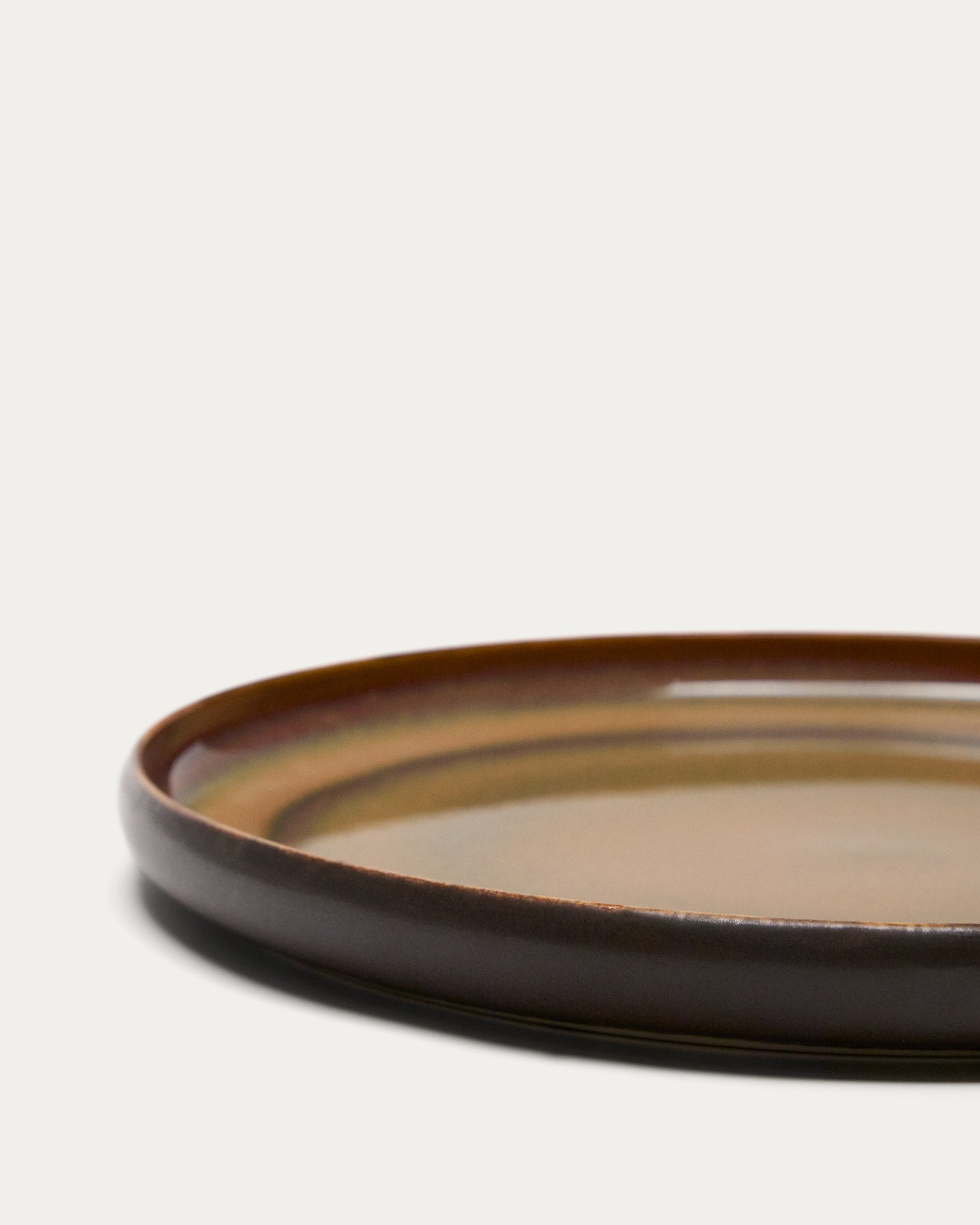 Der Uilo flache Keramikteller in Braun von Kave Home vereint elegantes Design mit Funktionalität. Ideal für kreative Anrichtungen und pflegeleicht.