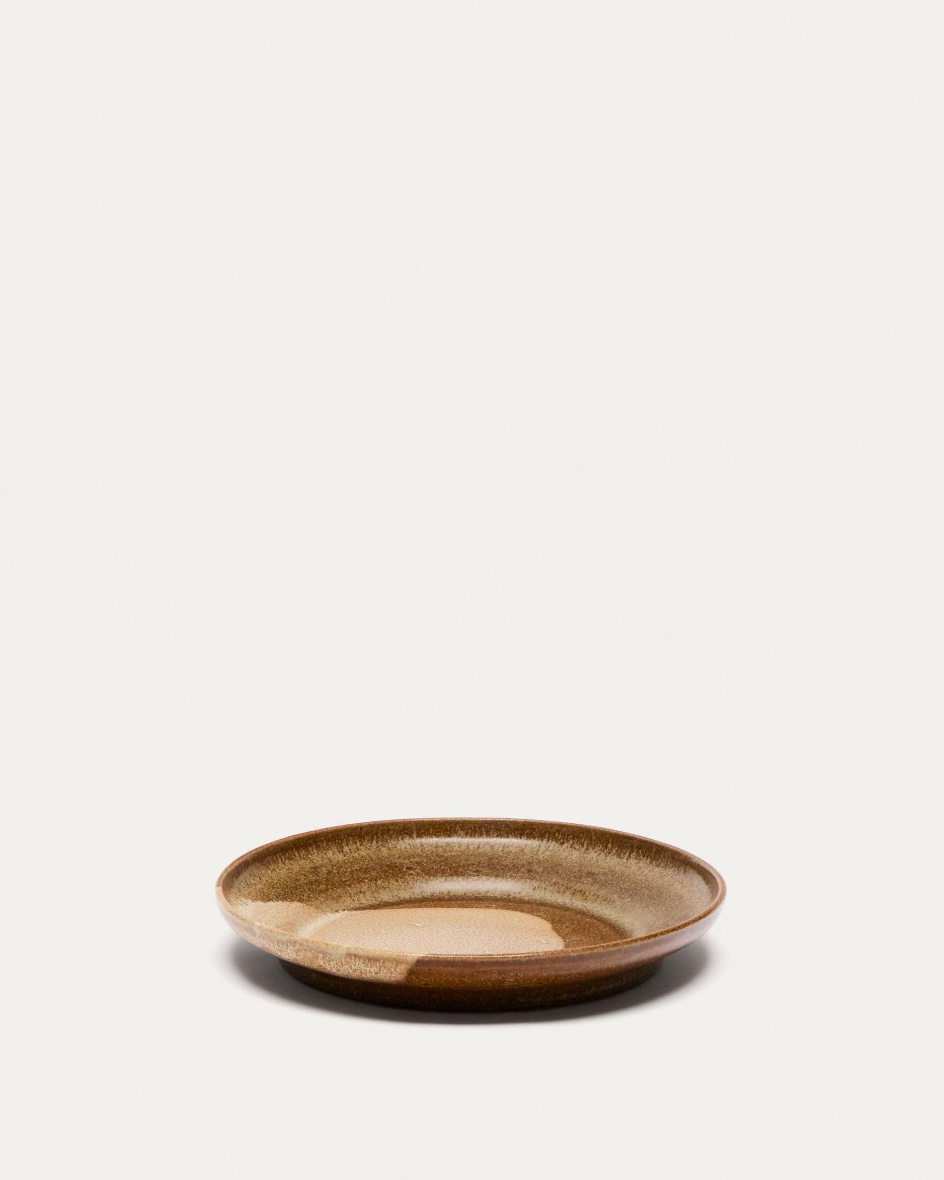 Eleganter brauner Keramik-Dessertteller von Kave Home, ideal für stilvolle Tischdekoration und Servieren von Desserts.