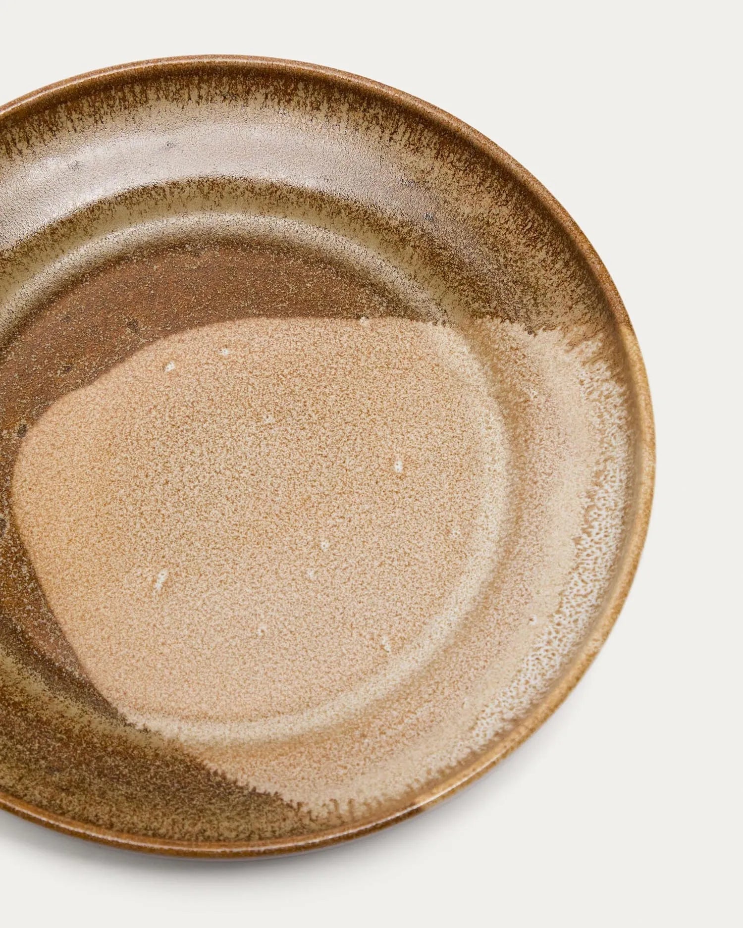 Eleganter brauner Keramik-Dessertteller von Kave Home, ideal für stilvolle Tischdekoration und das Anrichten von Desserts.