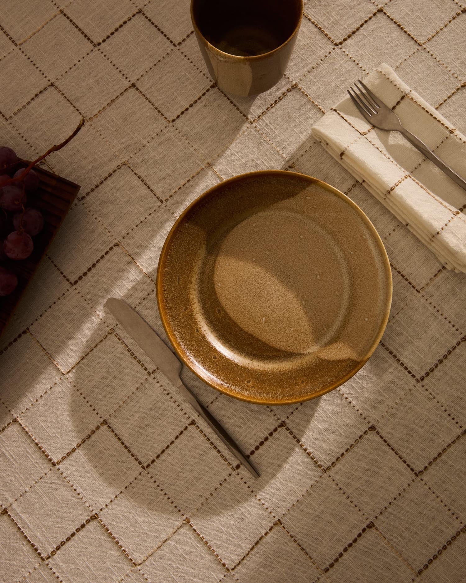 Stilvoller brauner Keramik-Dessertteller von Kave Home, perfekt für elegante Tischdekoration und Präsentation von Desserts.