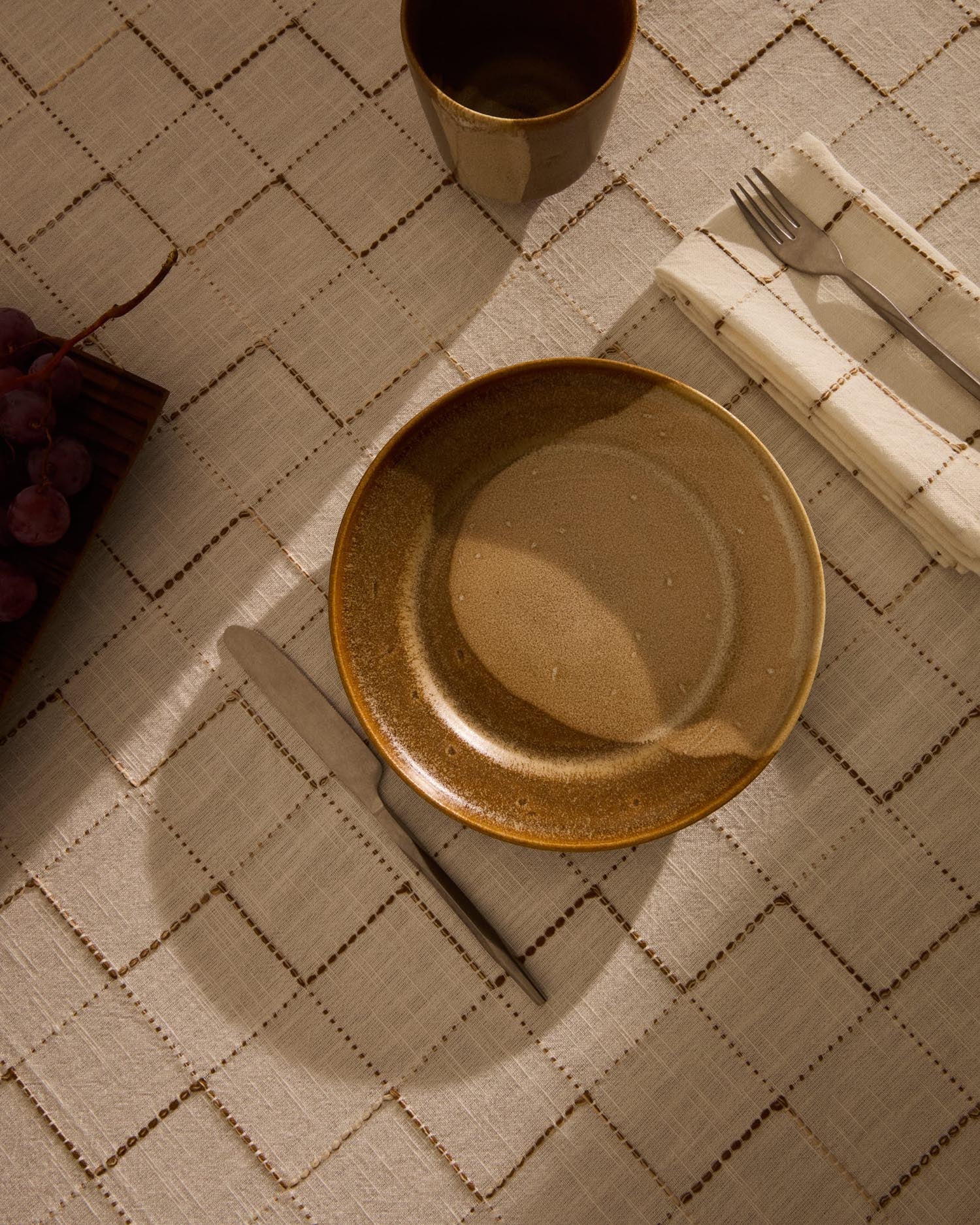 Stilvoller brauner Keramik-Dessertteller von Kave Home, perfekt für elegante Tischdekoration und Präsentation von Desserts.