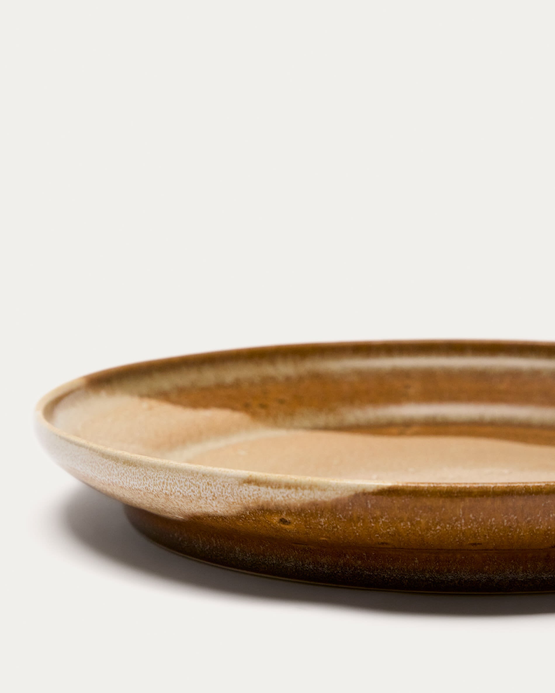 Flacher Keramikteller in Braun von Kave Home, perfekt für moderne Tischdekoration und vielseitige Einsatzmöglichkeiten.