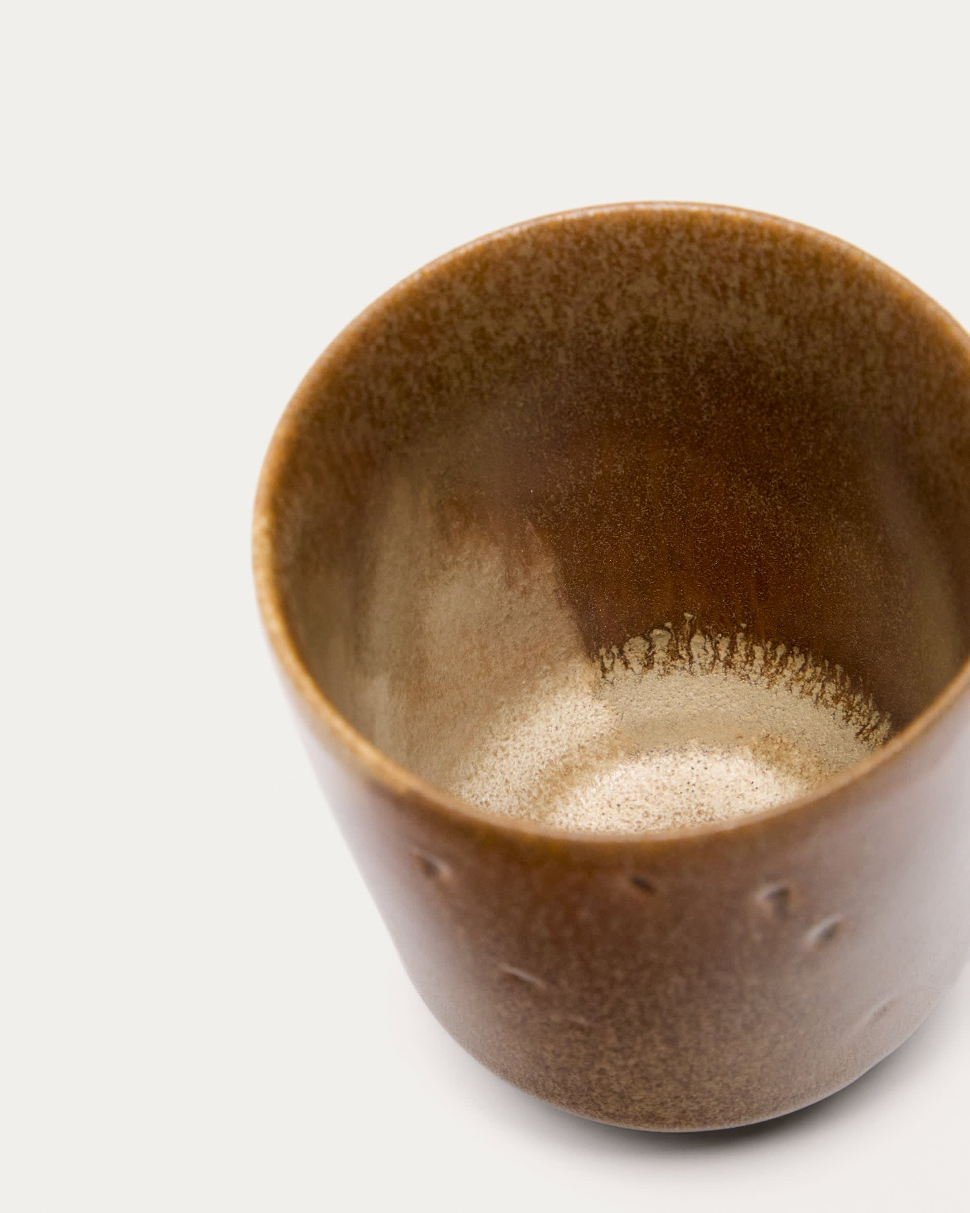Die braune Nagoli Keramiktasse von Kave Home überzeugt mit stilvollem Design und Qualität, perfekt für den täglichen Gebrauch.