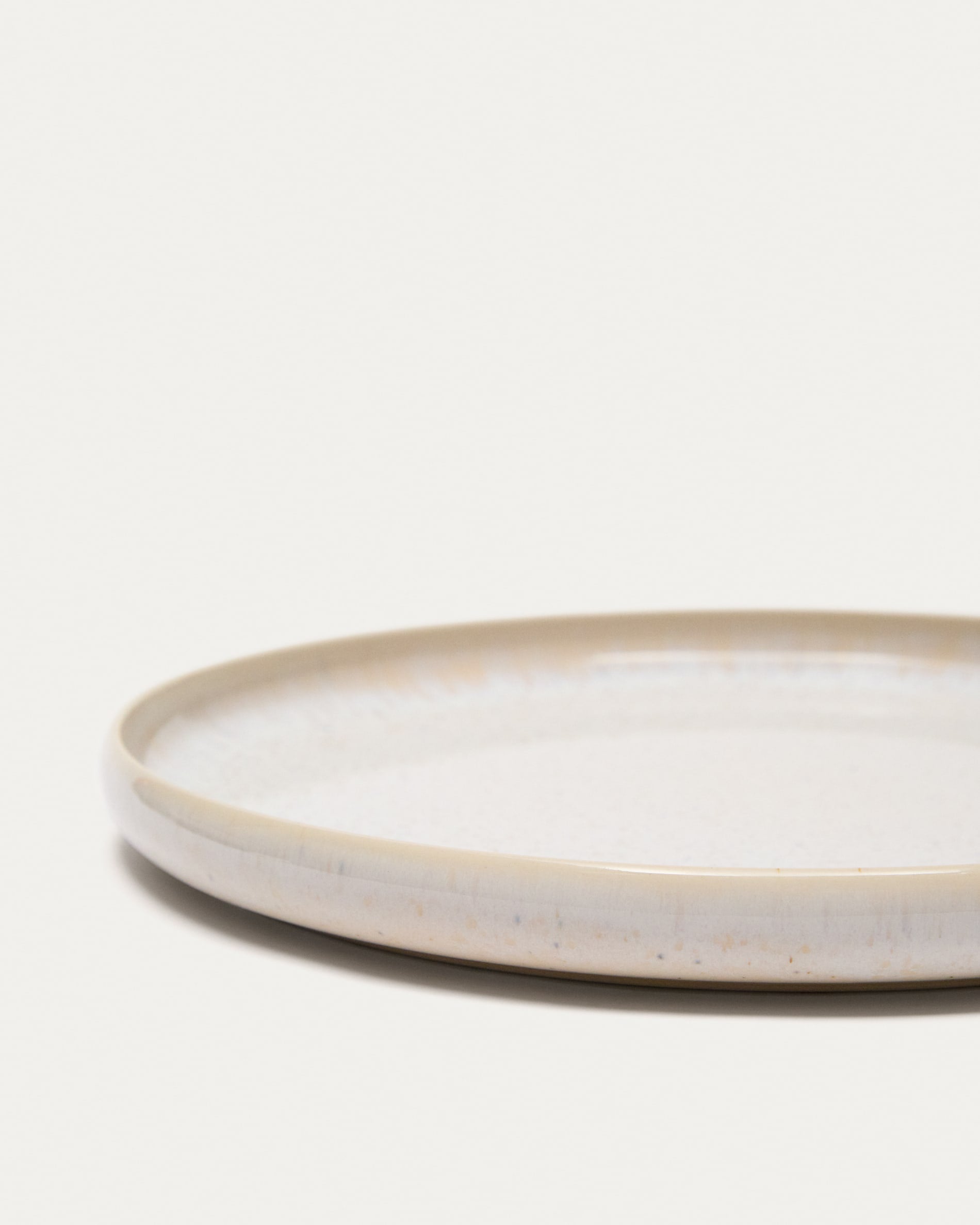 Eleganter, flacher Keramikteller in strahlendem Weiss von Kave Home. Ideal für stilvolle Tischdekorationen und vielseitige Anlässe.