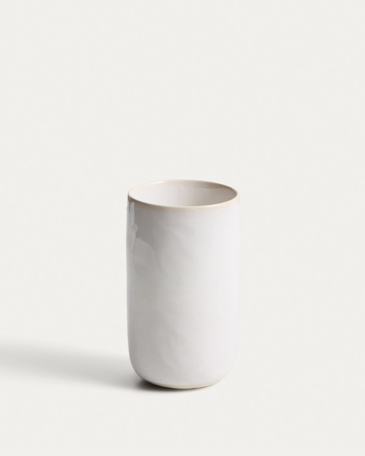 Tasse Uilo aus Keramik in Weiss in Weiss präsentiert im Onlineshop von KAQTU Design AG. Tasse ist von Kave Home