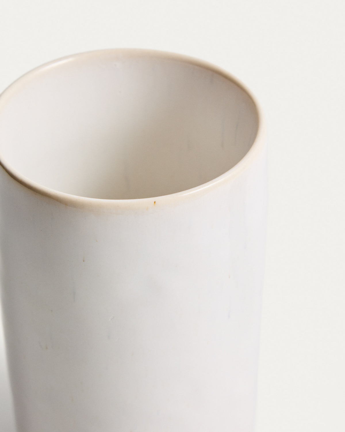 Tasse Uilo aus Keramik in Weiss in Weiss präsentiert im Onlineshop von KAQTU Design AG. Tasse ist von Kave Home