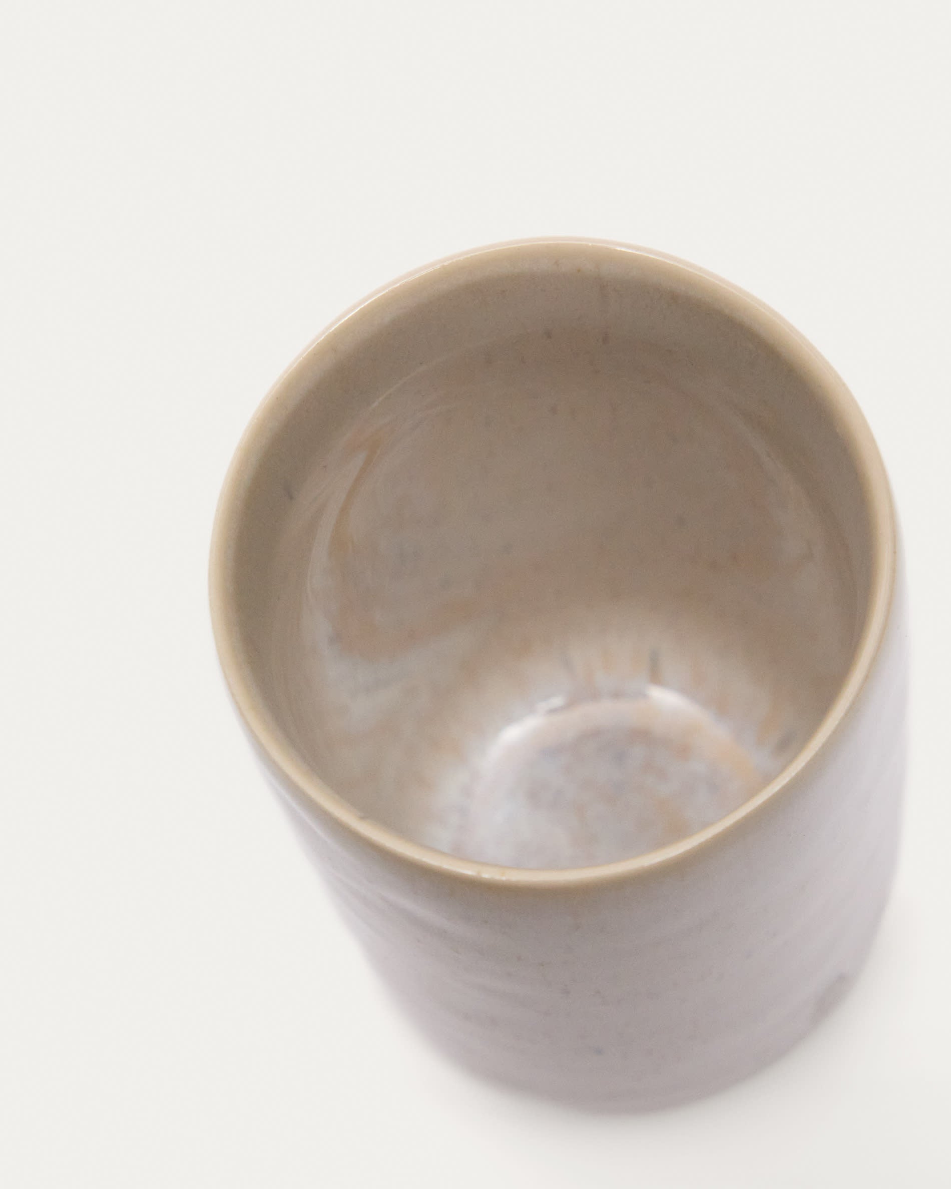 Entdecken Sie die Uilo hohe Keramiktasse von Kave Home – stilvoll, langlebig und ideal für Kaffee, Tee und mehr. Ein Must-Have für jeden Haushalt!
