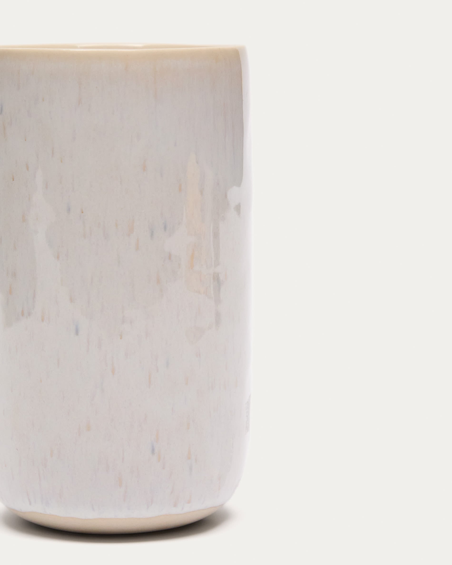 Genießen Sie Heißgetränke stilvoll mit der Uilo hohen Keramiktasse von Kave Home. Elegant, pflegeleicht und perfekt für jeden Anlass!