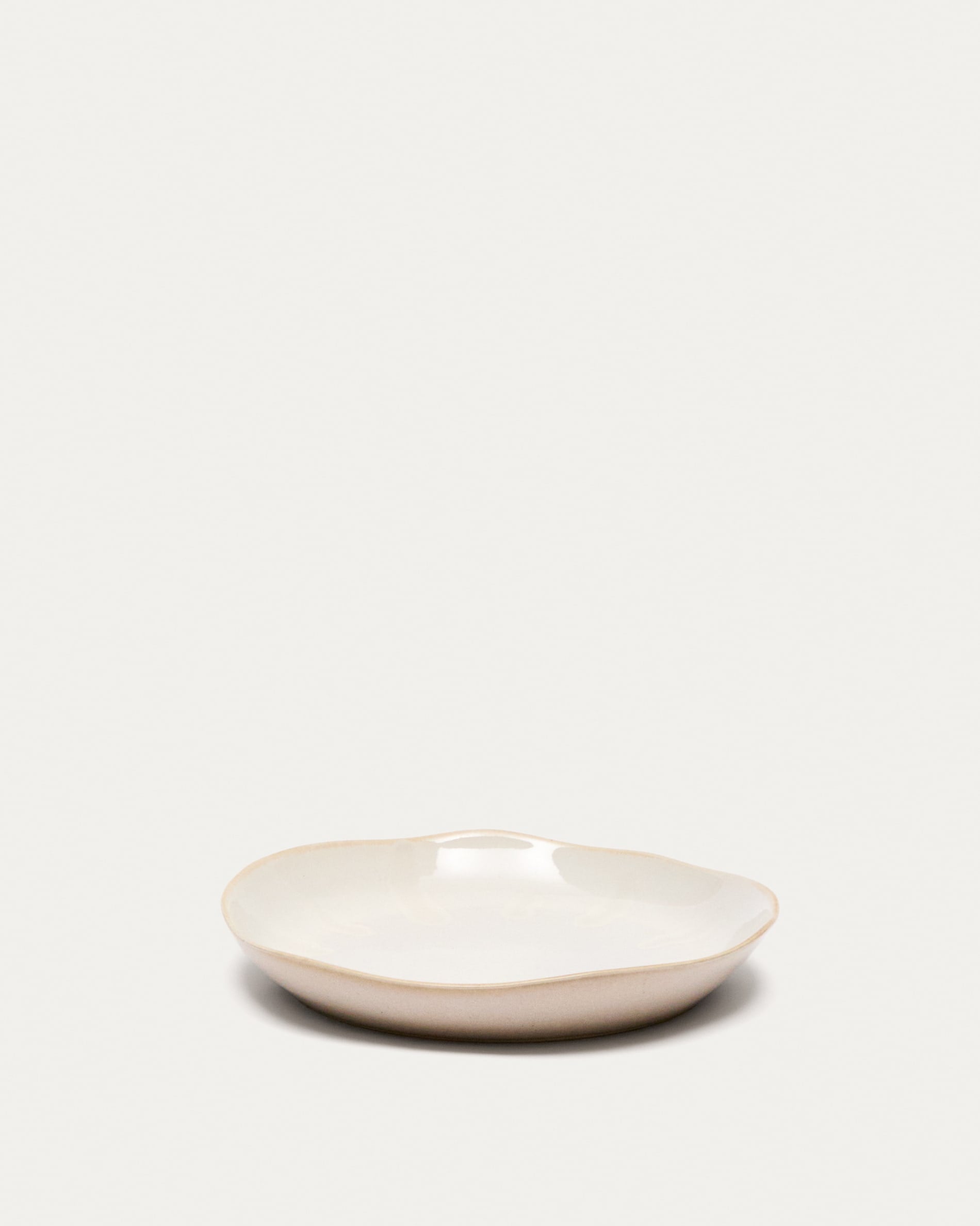 Eleganter weisser Tiraya Keramik-Dessertteller von Kave Home, ideal für stilvolle Präsentationen und langlebig dank hochwertiger Glasur.