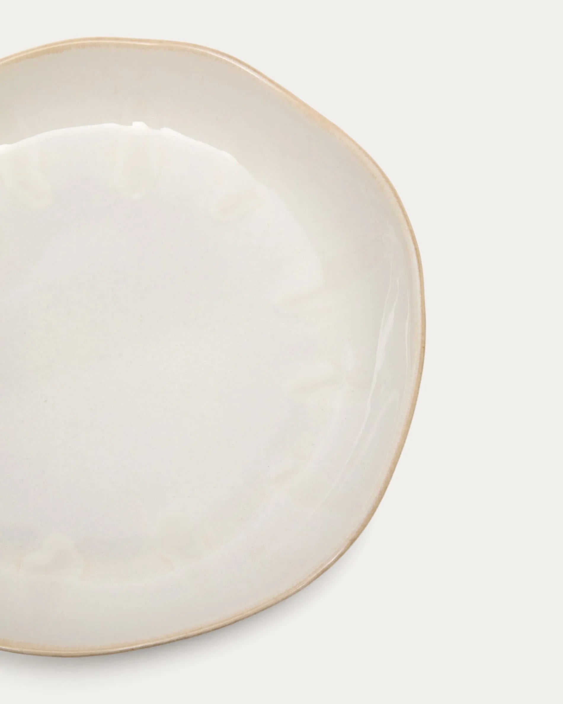 Weißer Keramik-Dessertteller von Kave Home, perfekt für elegante Tischdekoration, robust und stilvoll für jeden Anlass.