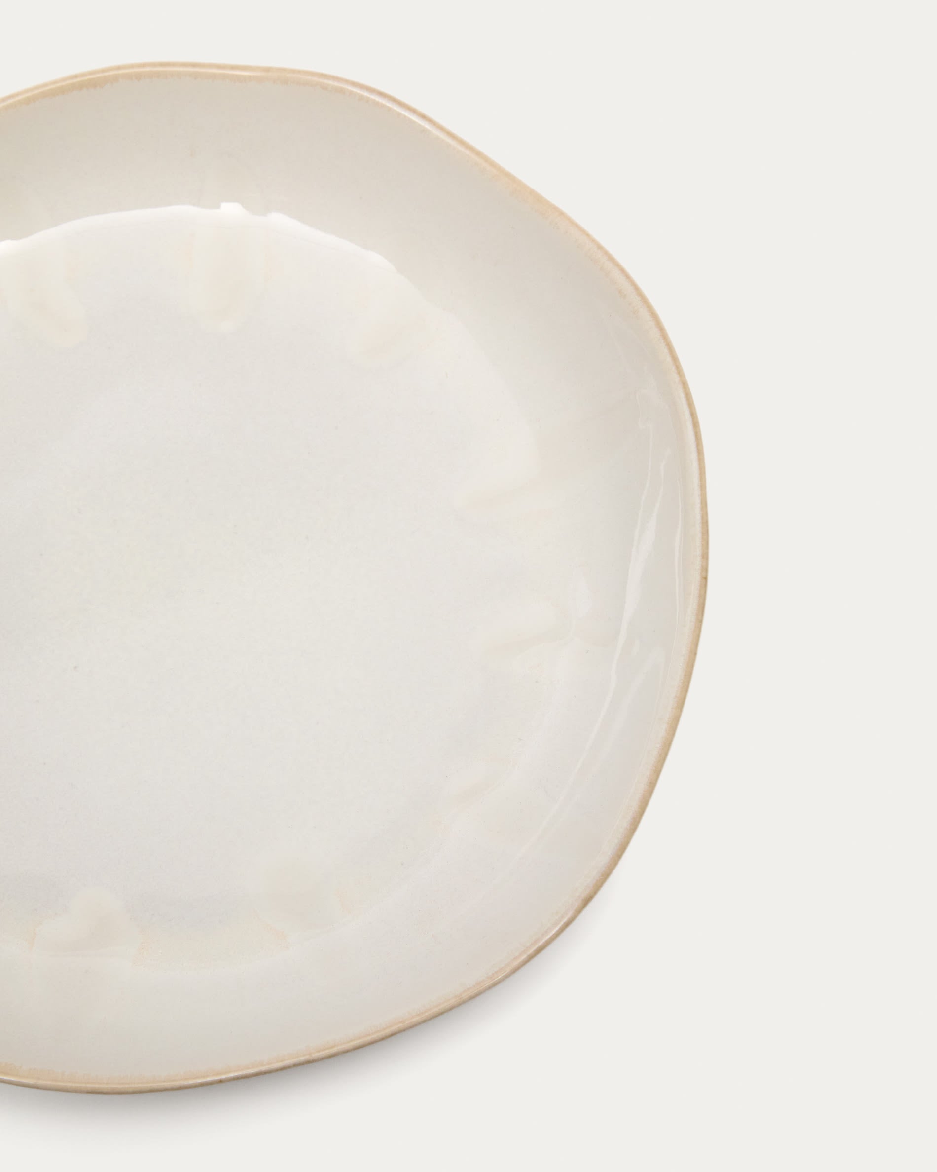 Der Tiraya Keramik-Dessertteller in Weiss von Kave Home vereint zeitloses Design und Funktionalität, perfekt für jede Tischdekoration.