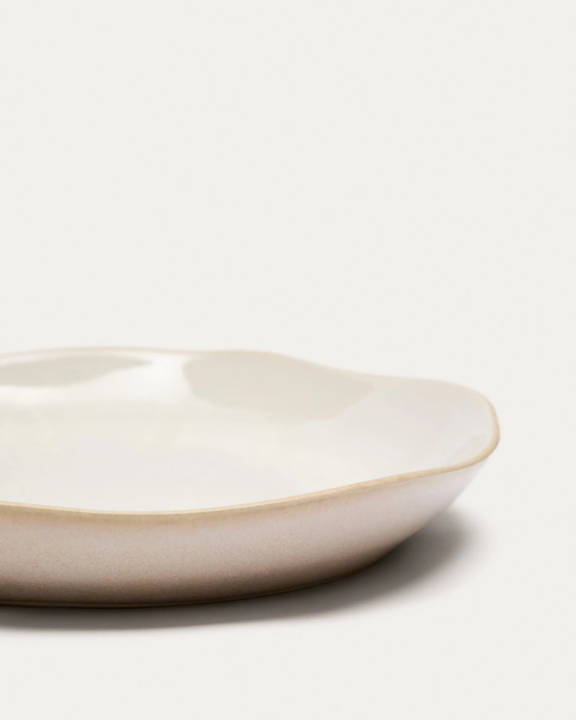 Eleganter weißer Dessertteller aus Keramik von Kave Home, ideal für stilvolle Tischdekoration und vielseitig einsetzbar.