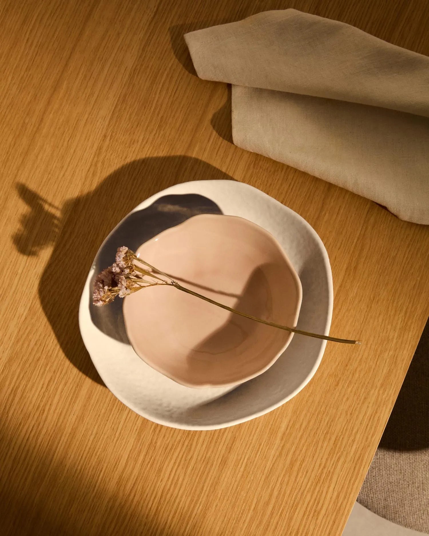 Eleganter weißer Keramik-Dessertteller von Kave Home, ideal für stilvolle Präsentationen und langlebig durch hochwertige Verarbeitung.