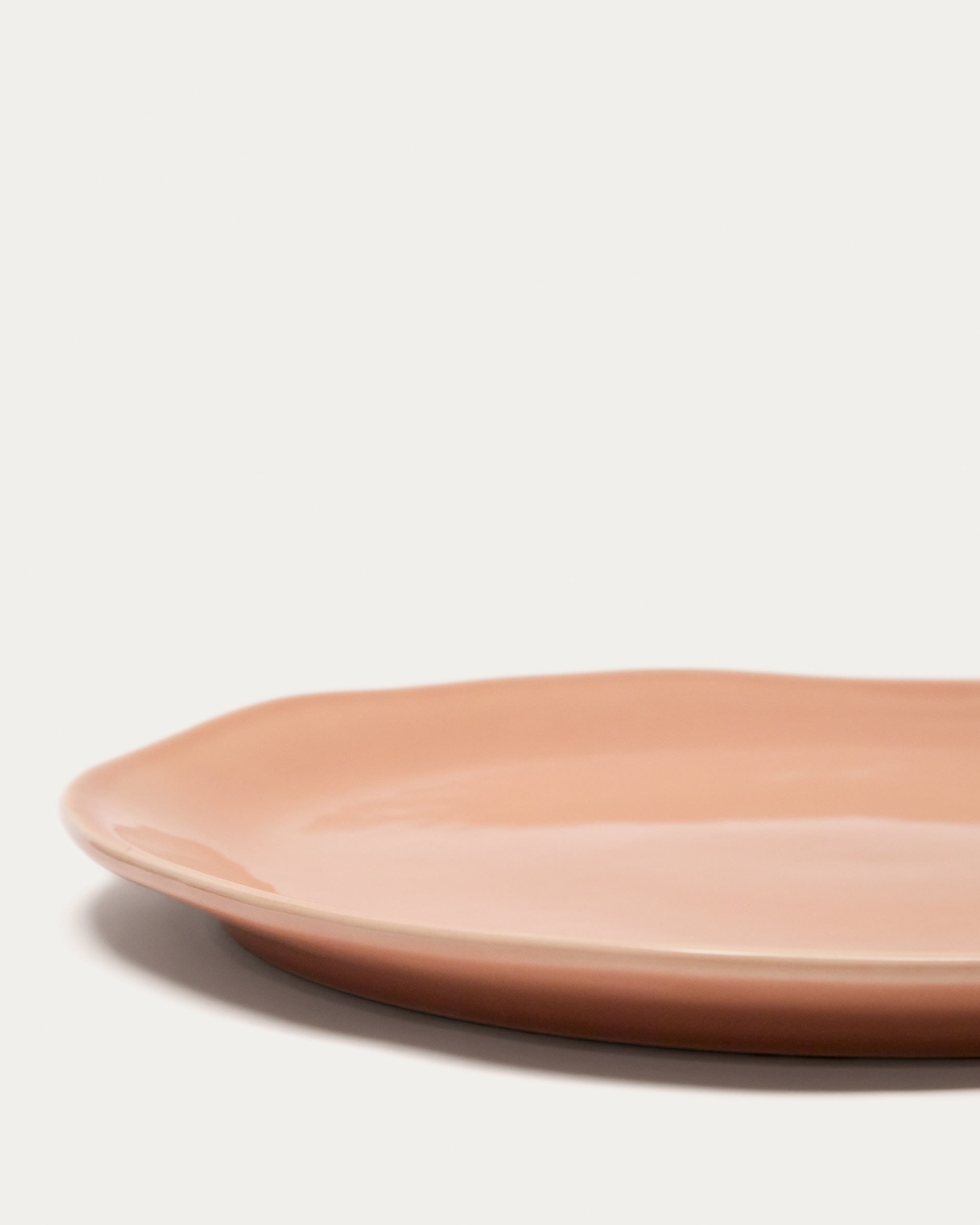 Eleganter flacher Keramikteller in sanftem Rosa von Kave Home. Perfekt für jede Mahlzeit, robust und stilvoll für Ihr Zuhause.